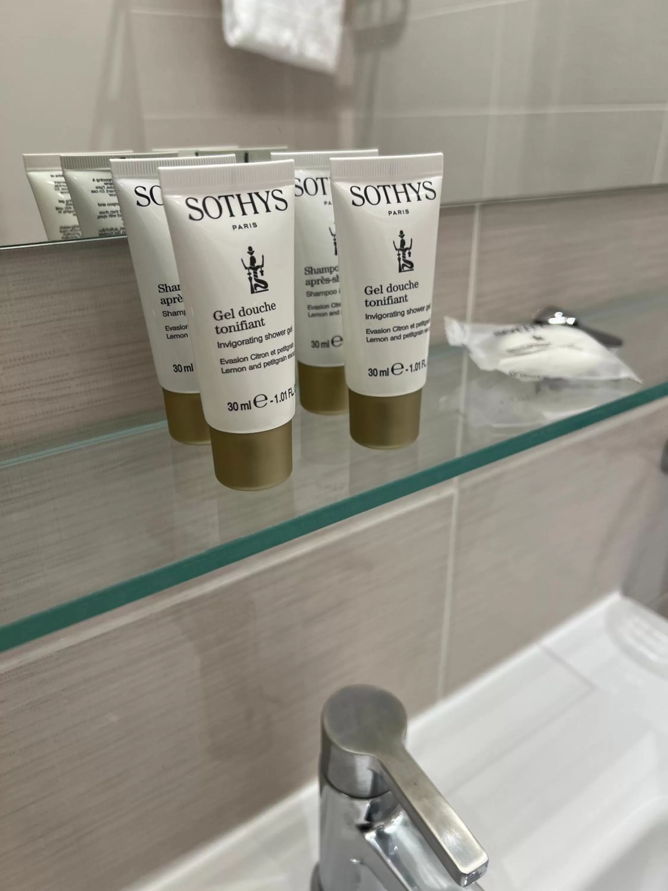 Bathroom in L'Échappée - Hôtel Casino Dieppe