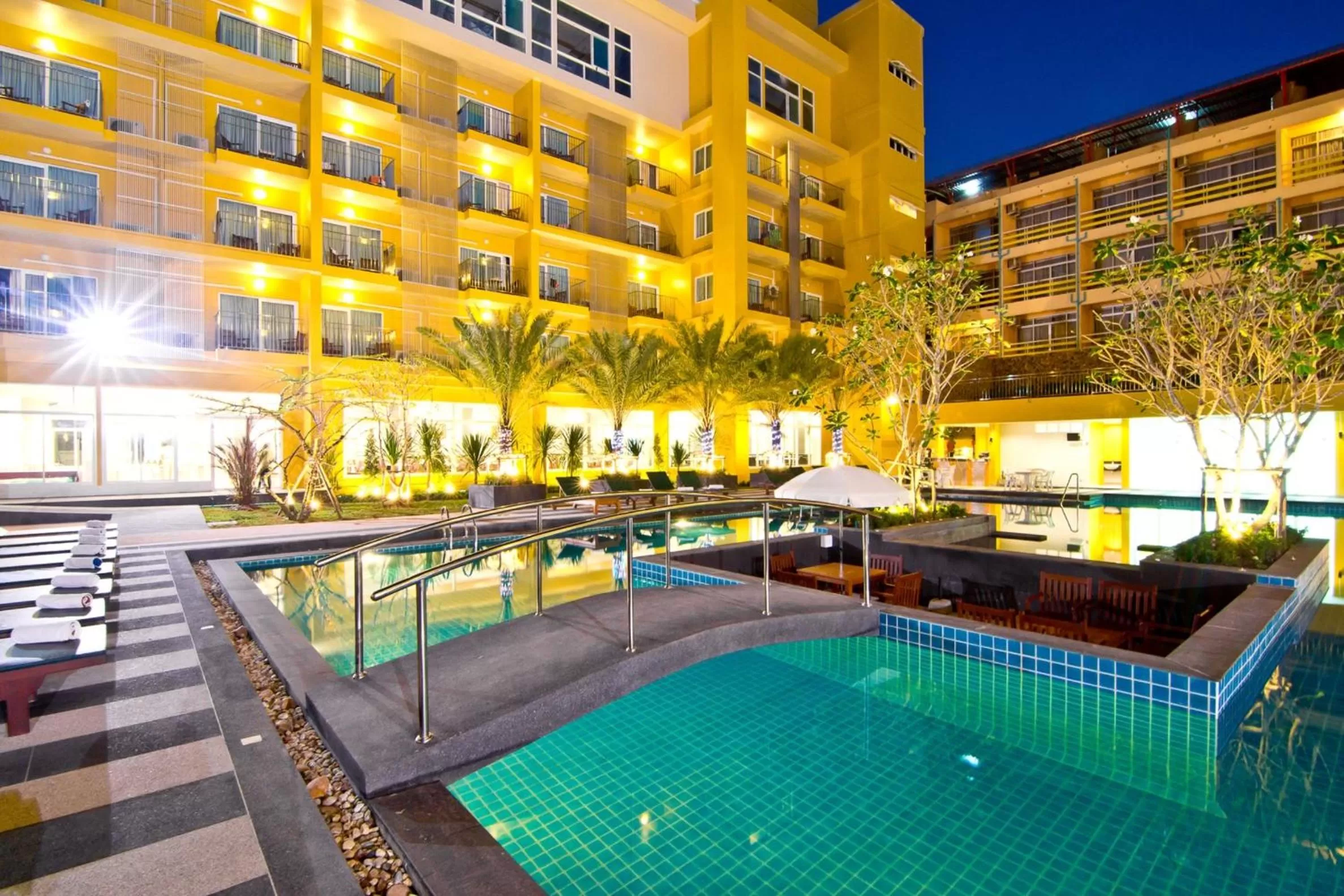 Swimming pool in Bella Express