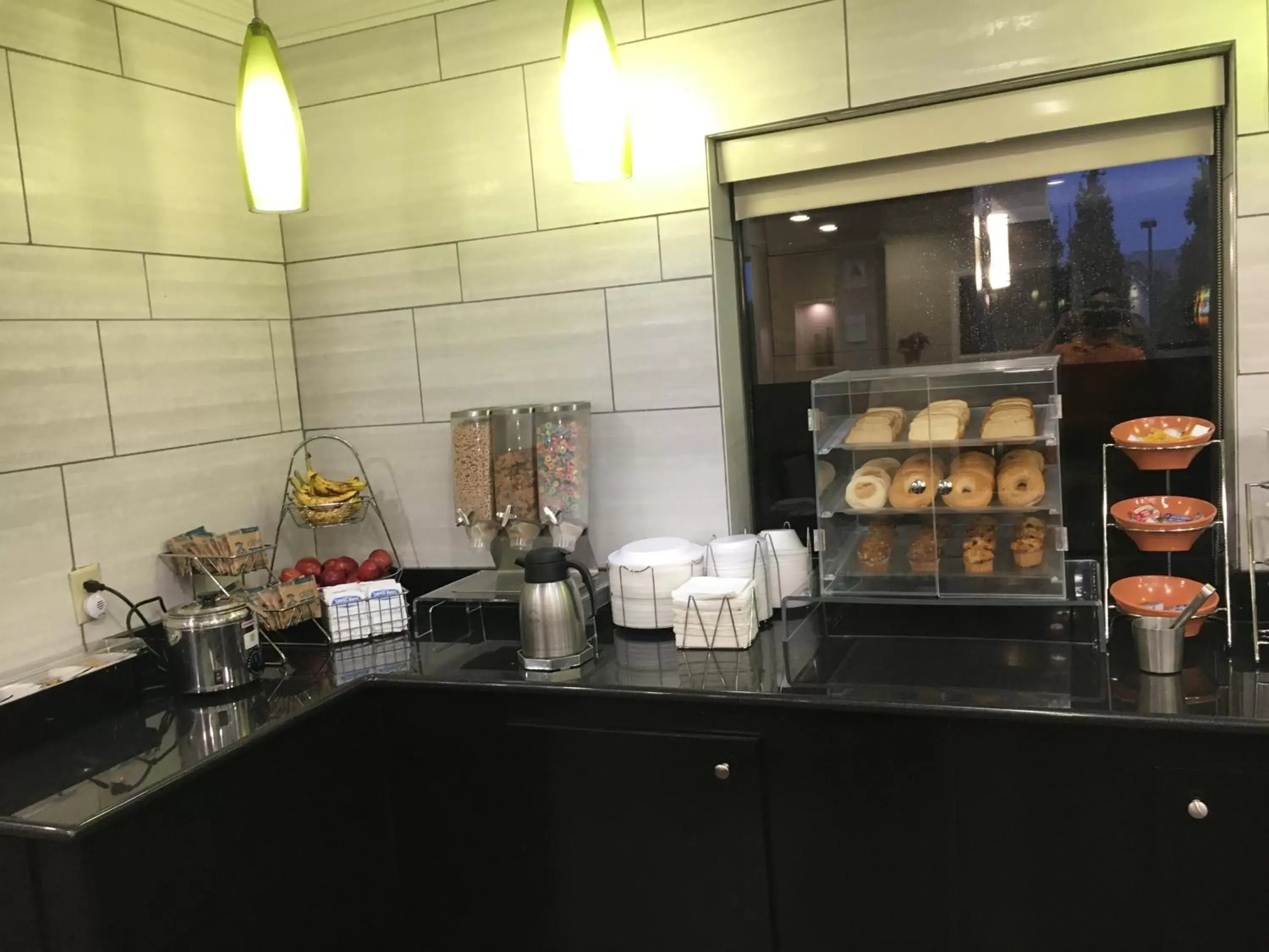 Breakfast, Kitchen/Kitchenette in La Quinta Inn & Suites by Wyndham Louisville East