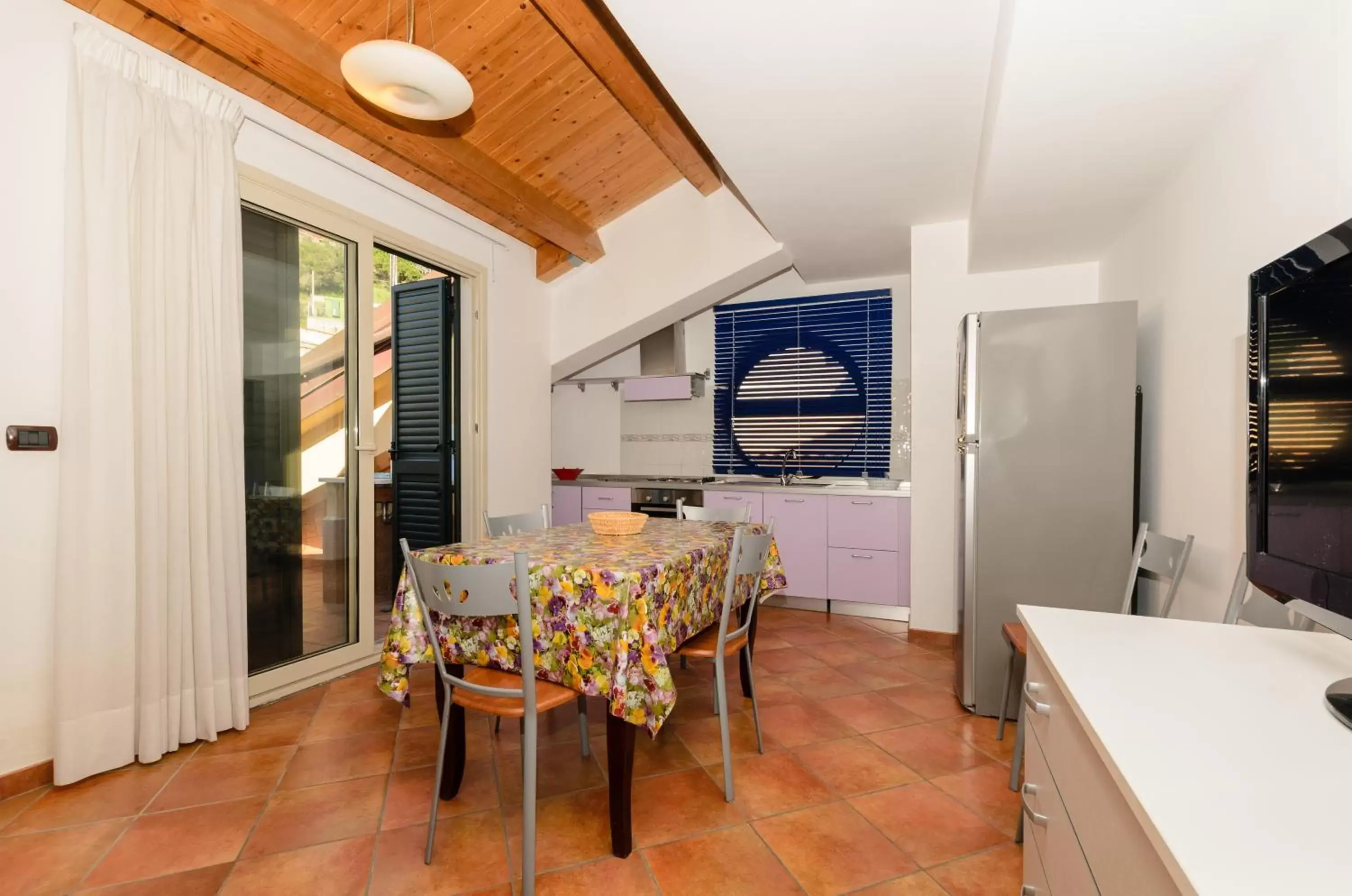 Kitchen or kitchenette, Dining Area in Le Tartarughe Aparthotel