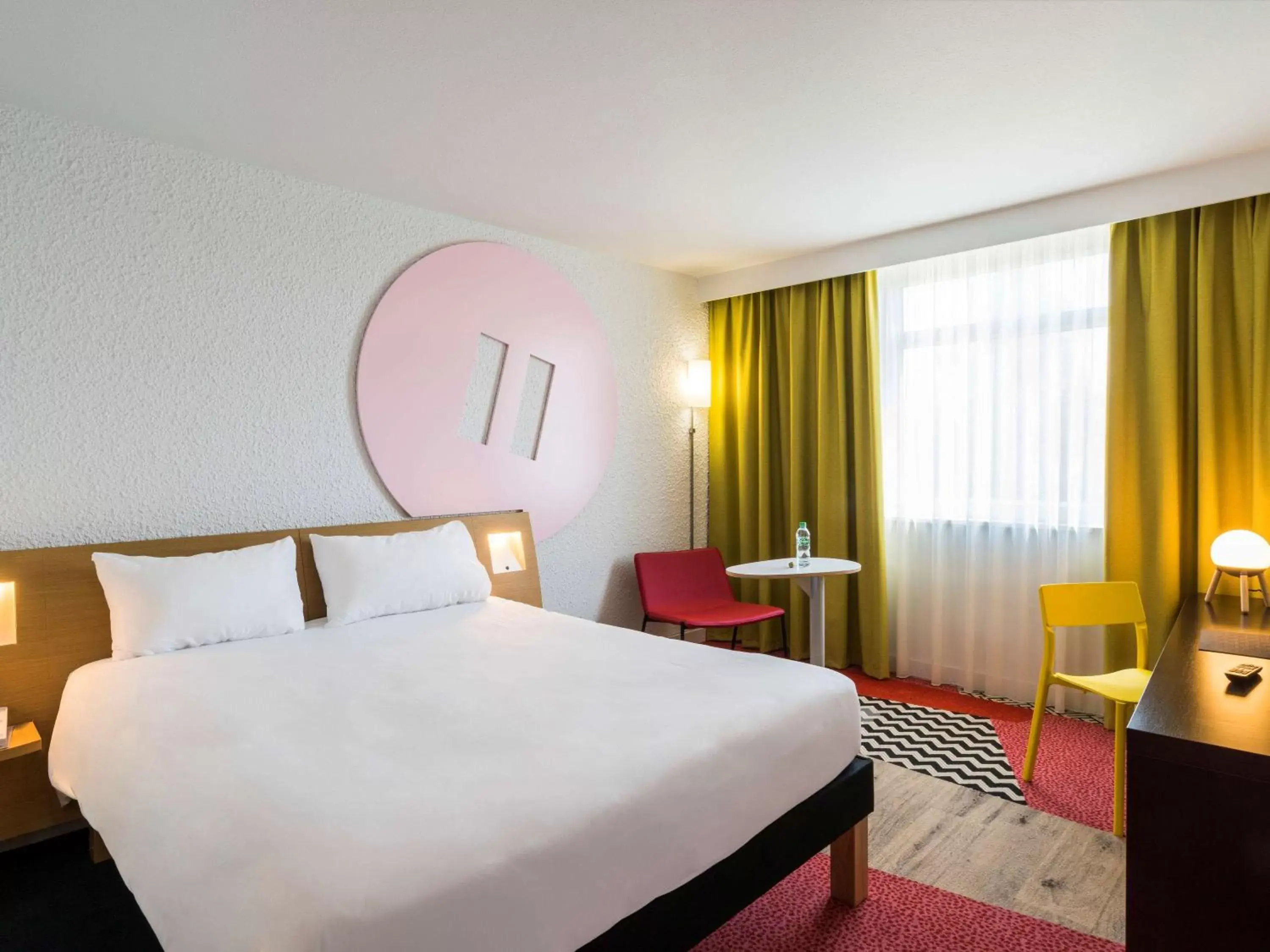 Photo of the whole room, Bed in ibis Styles Lyon Bron Eurexpo