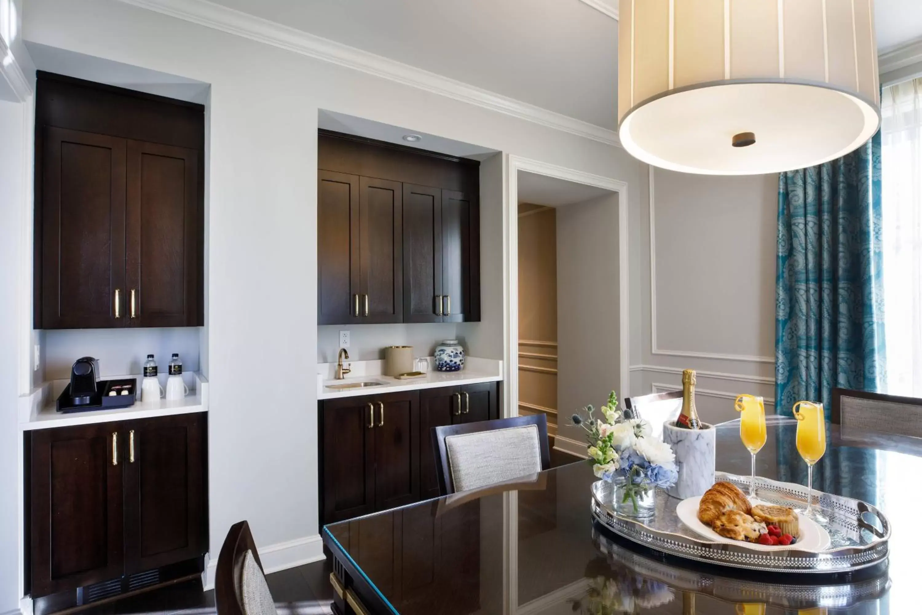 Photo of the whole room, Kitchen/Kitchenette in Hotel Carmichael, Autograph Collection