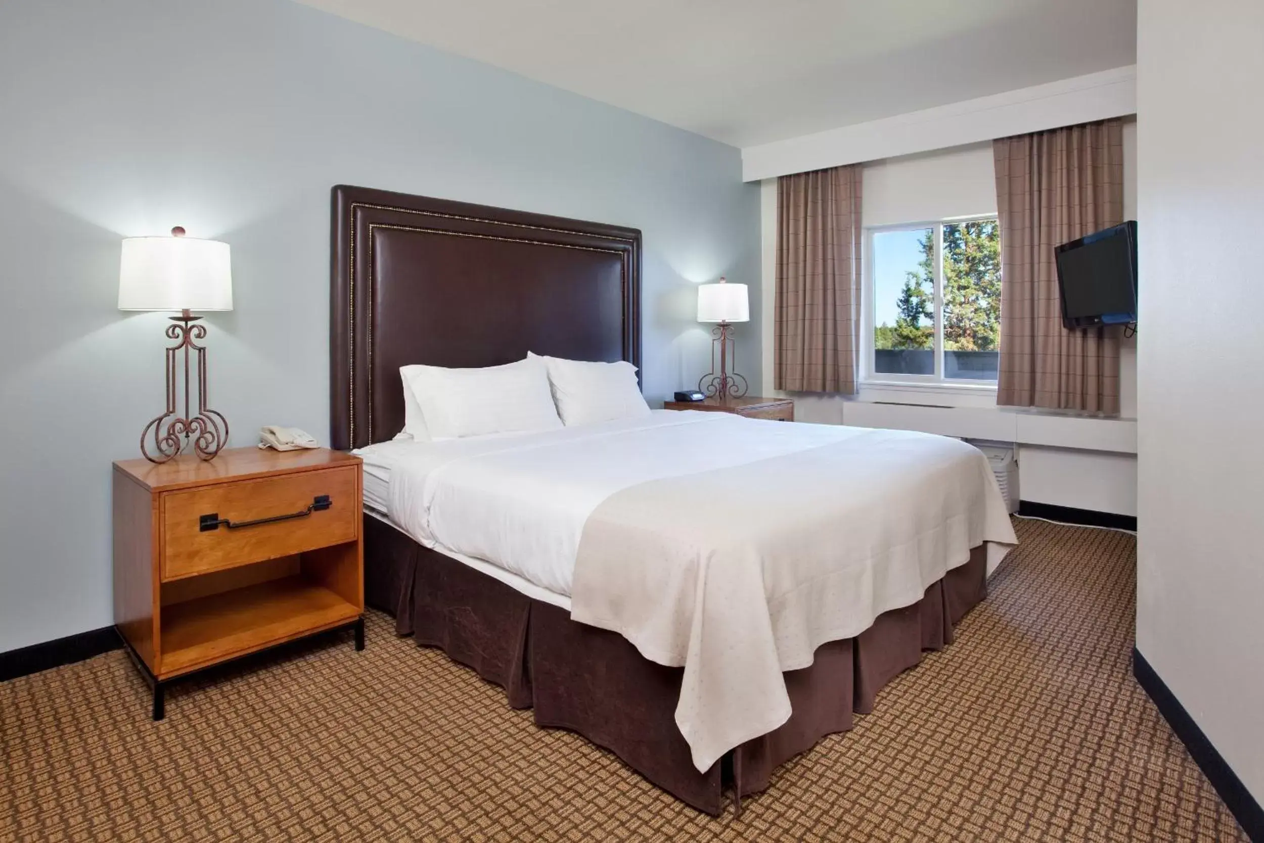 Photo of the whole room, Bed in The Lodge at Eagle Crest