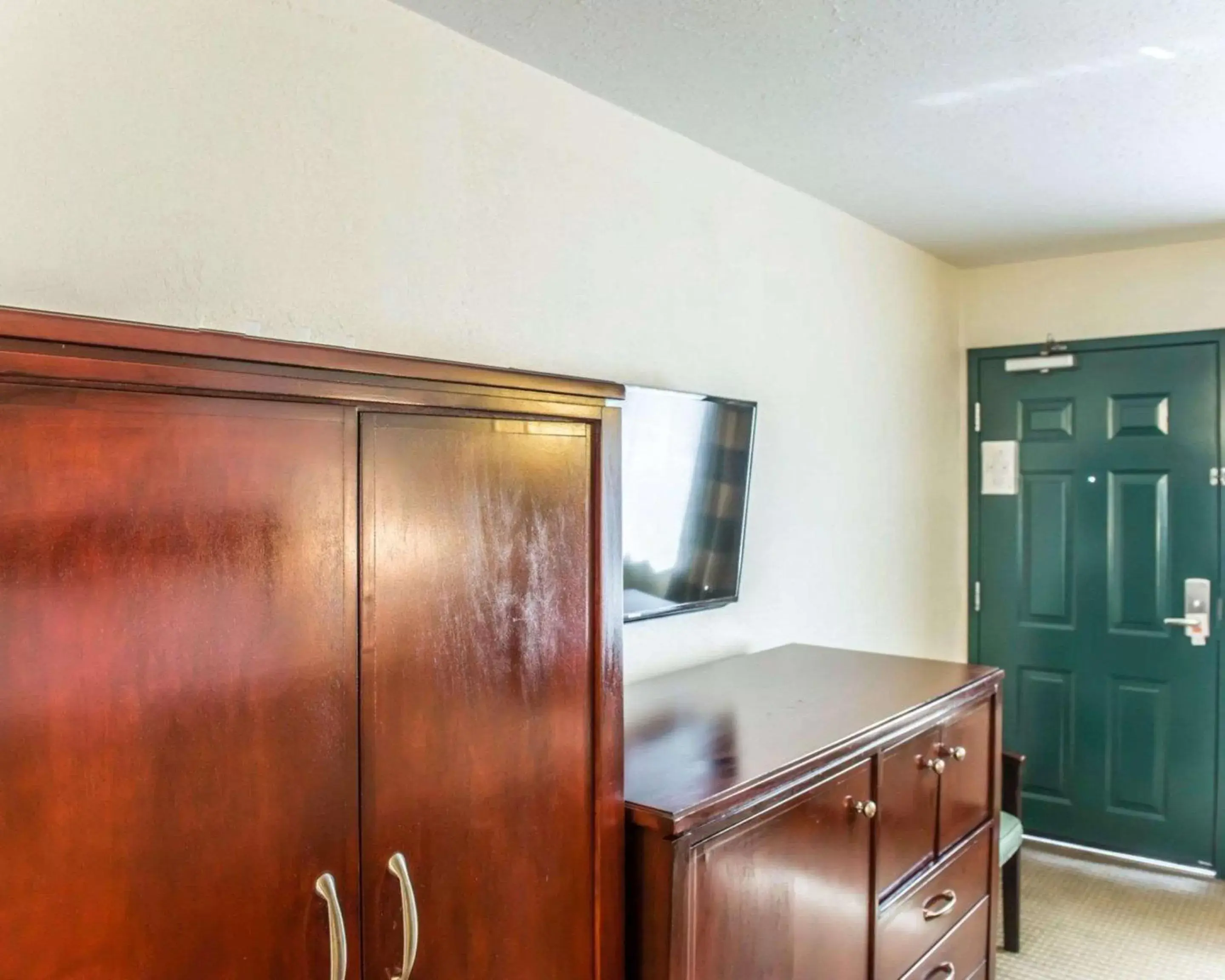 Photo of the whole room, TV/Entertainment Center in Econo Lodge Monticello