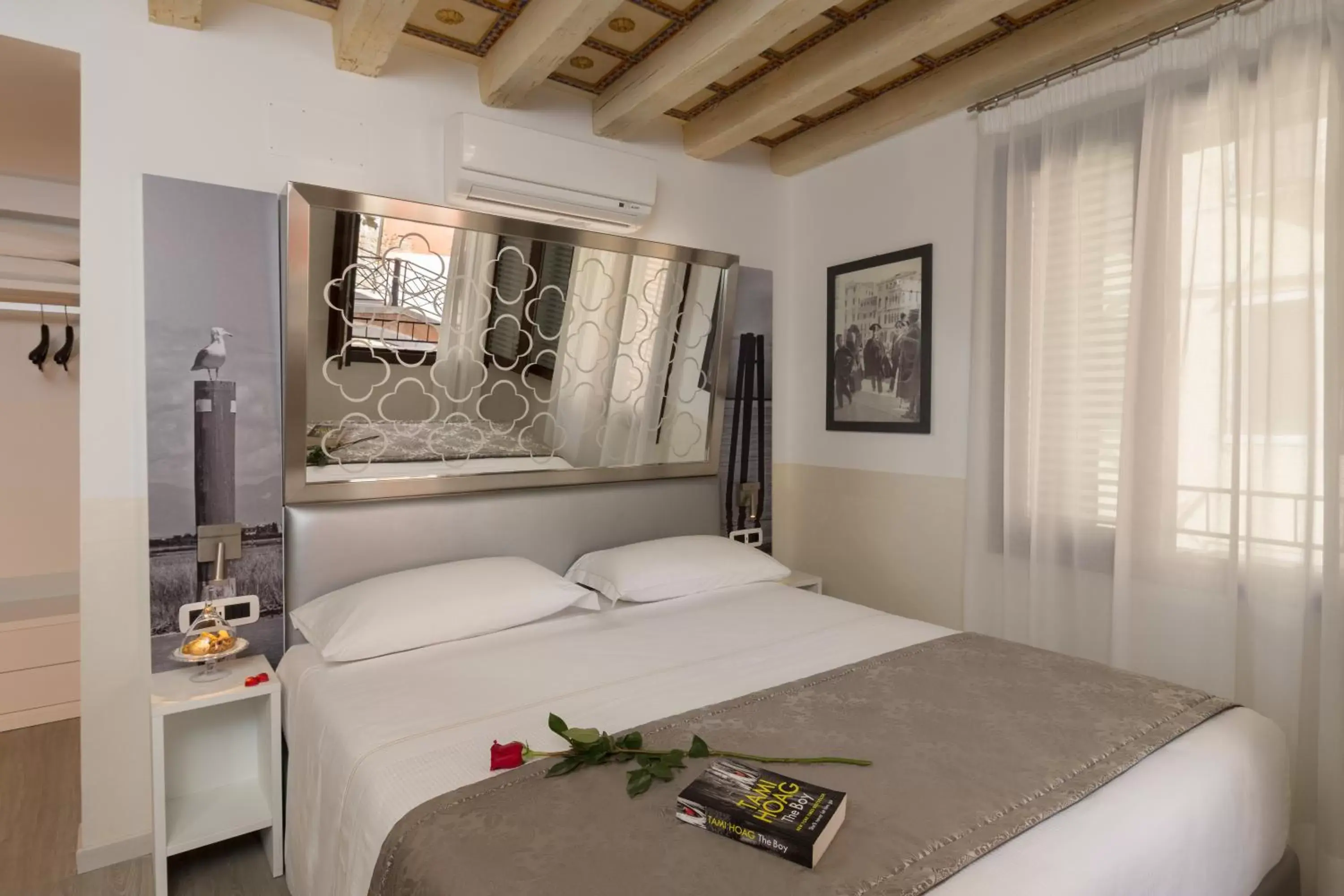 Photo of the whole room, Bed in UNAHOTELS Ala Venezia-Adults 16