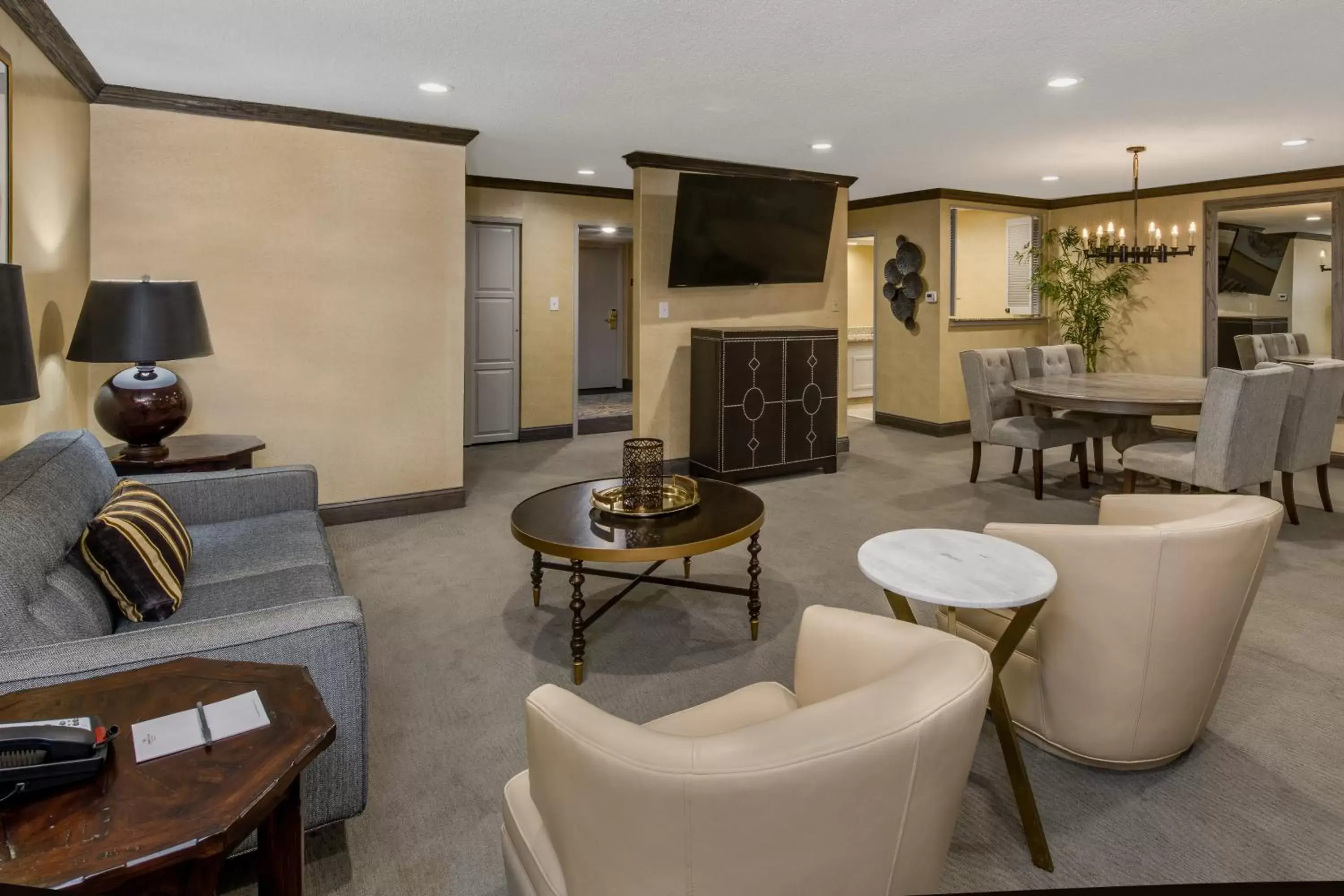 Bedroom, Lounge/Bar in Crowne Plaza Resort Asheville, an IHG Hotel