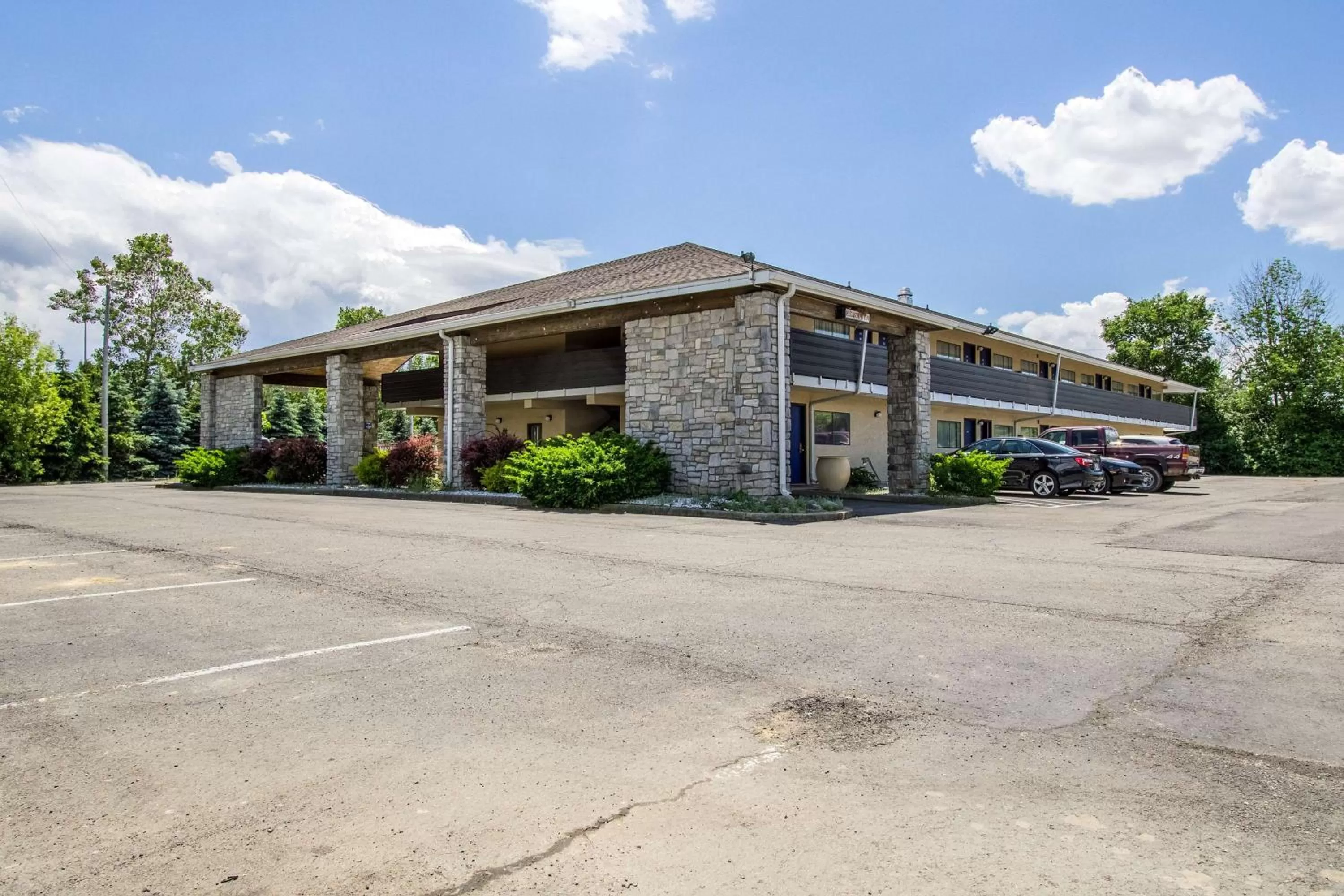 Property building in Motel 6-Ashland, OH