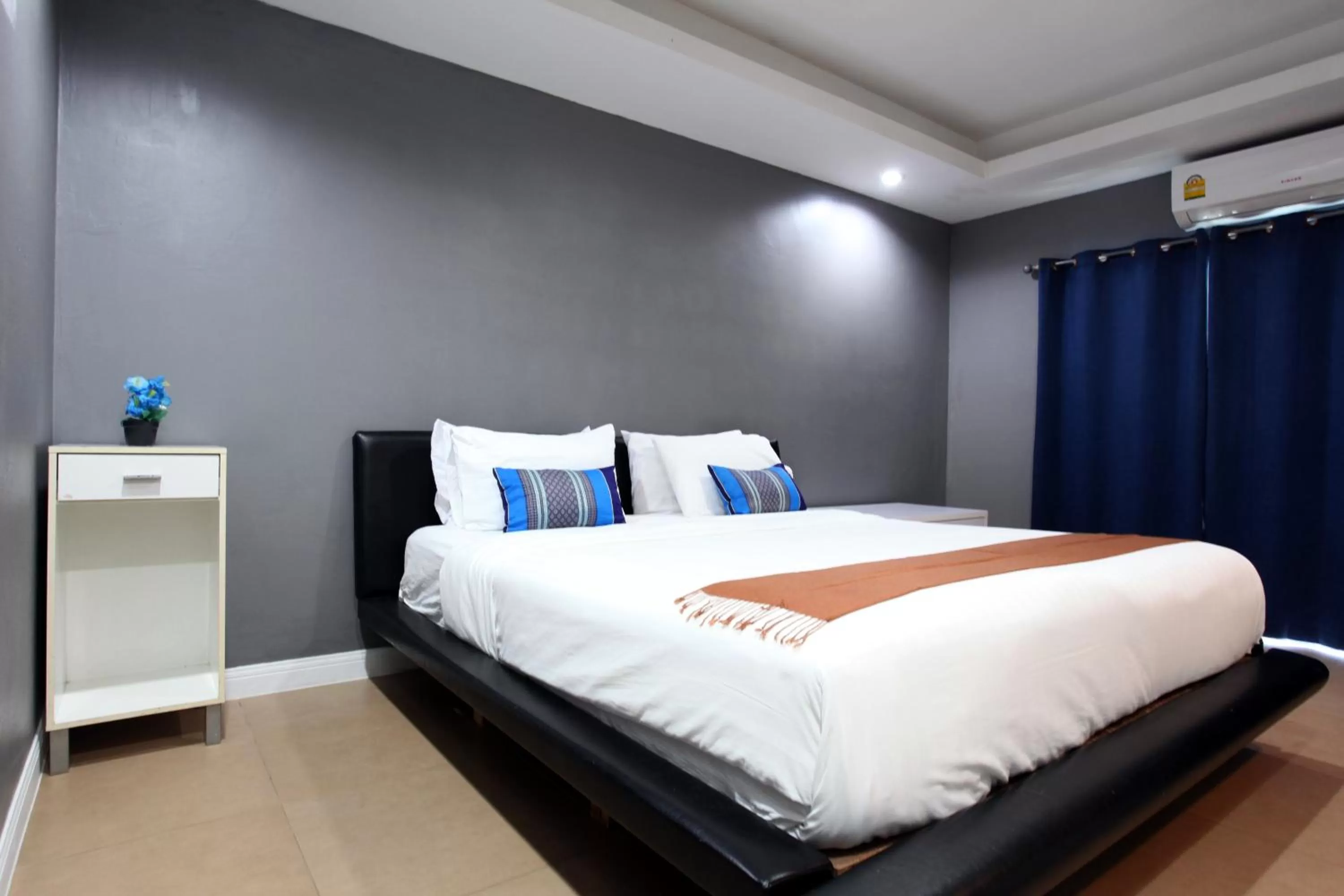 Bed in DEL MAR RESIDENCE