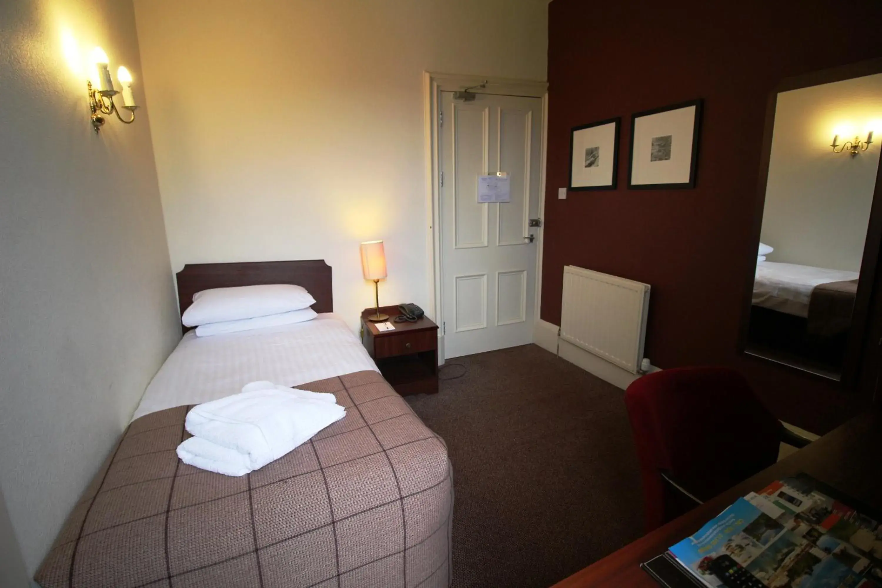Photo of the whole room, Bed in Ben Wyvis Hotel