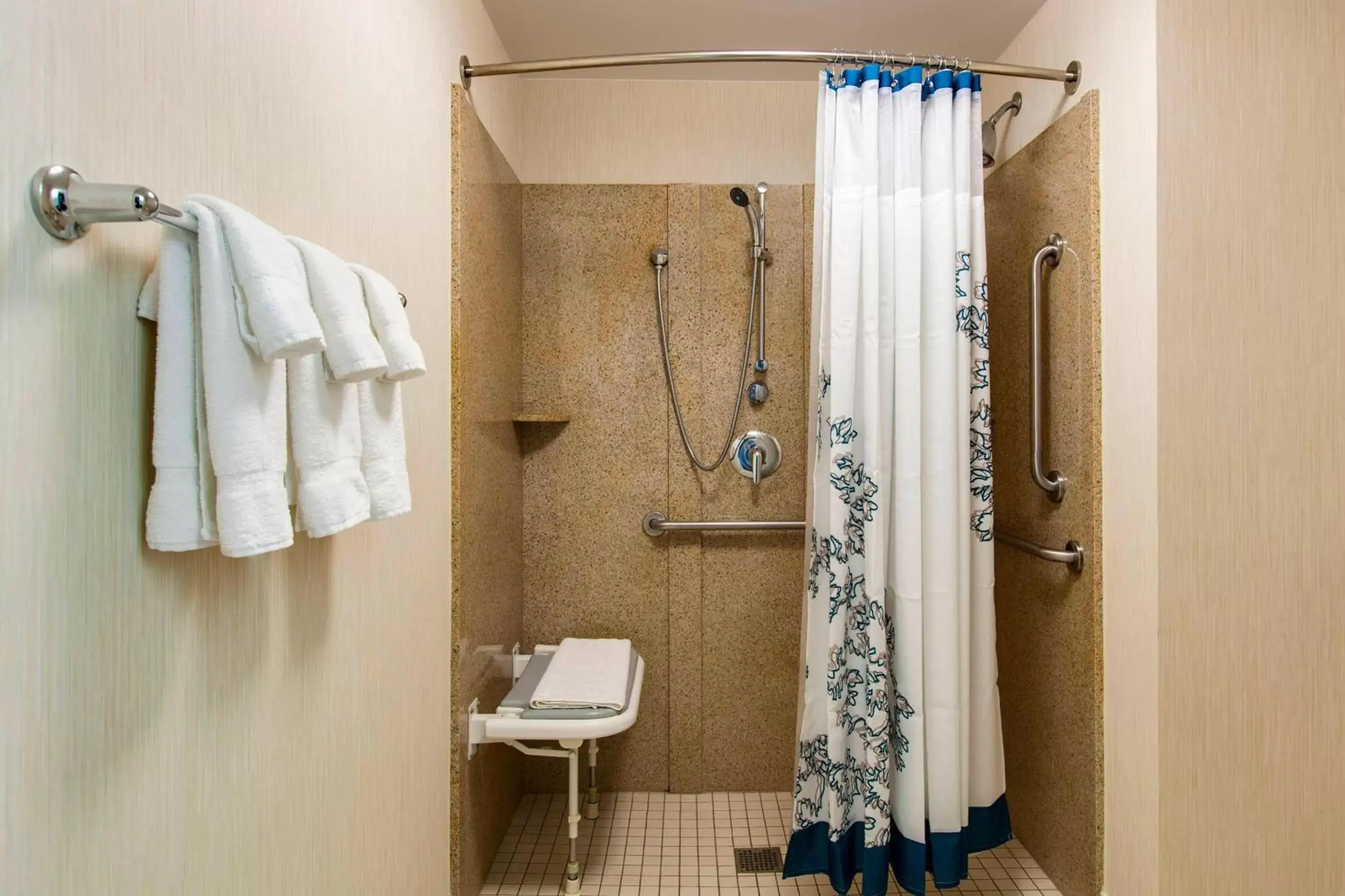 Bathroom in Residence Inn Chicago Midway Airport