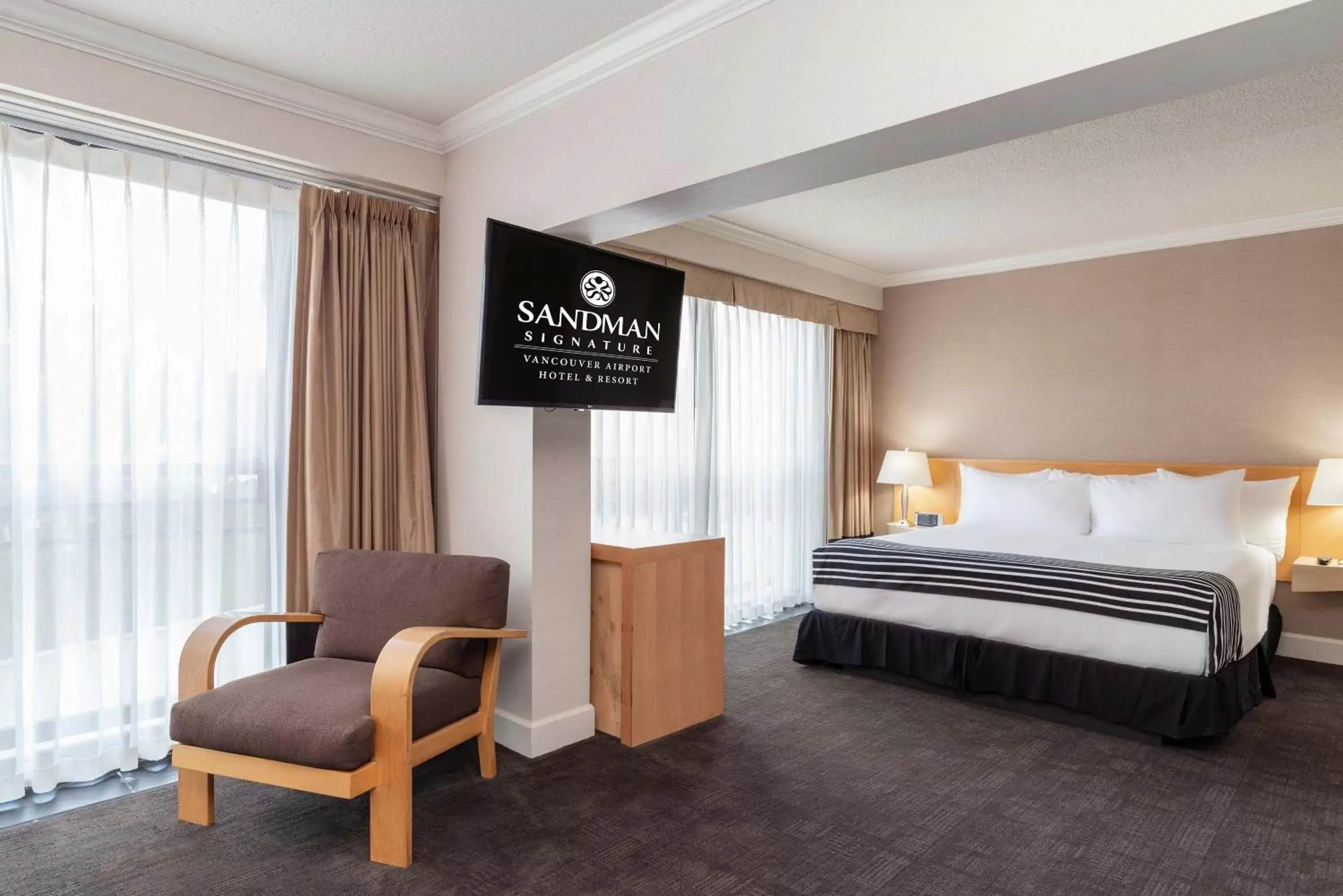 Photo of the whole room in Sandman Signature Vancouver Airport Hotel & Resort