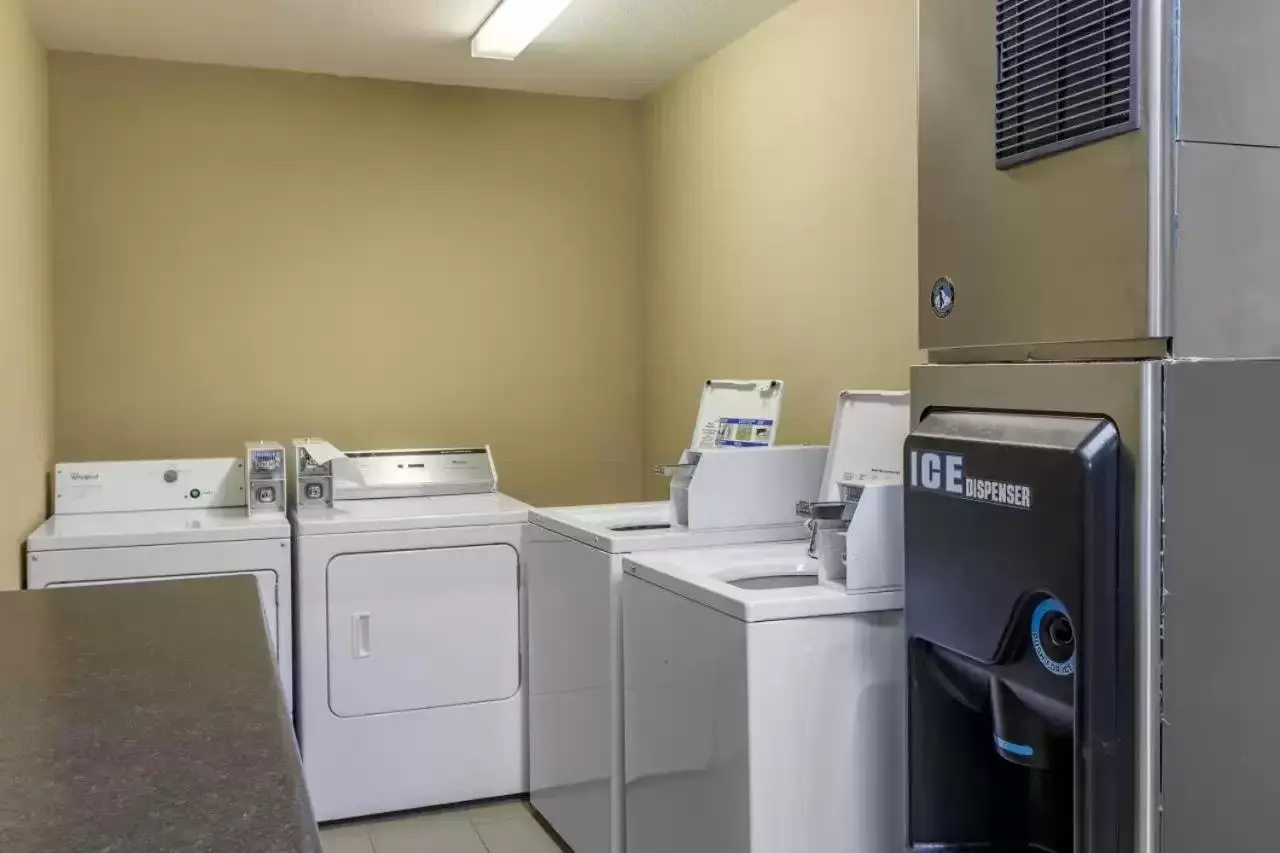 washing machine, Kitchen/Kitchenette in Comfort Suites Batesville