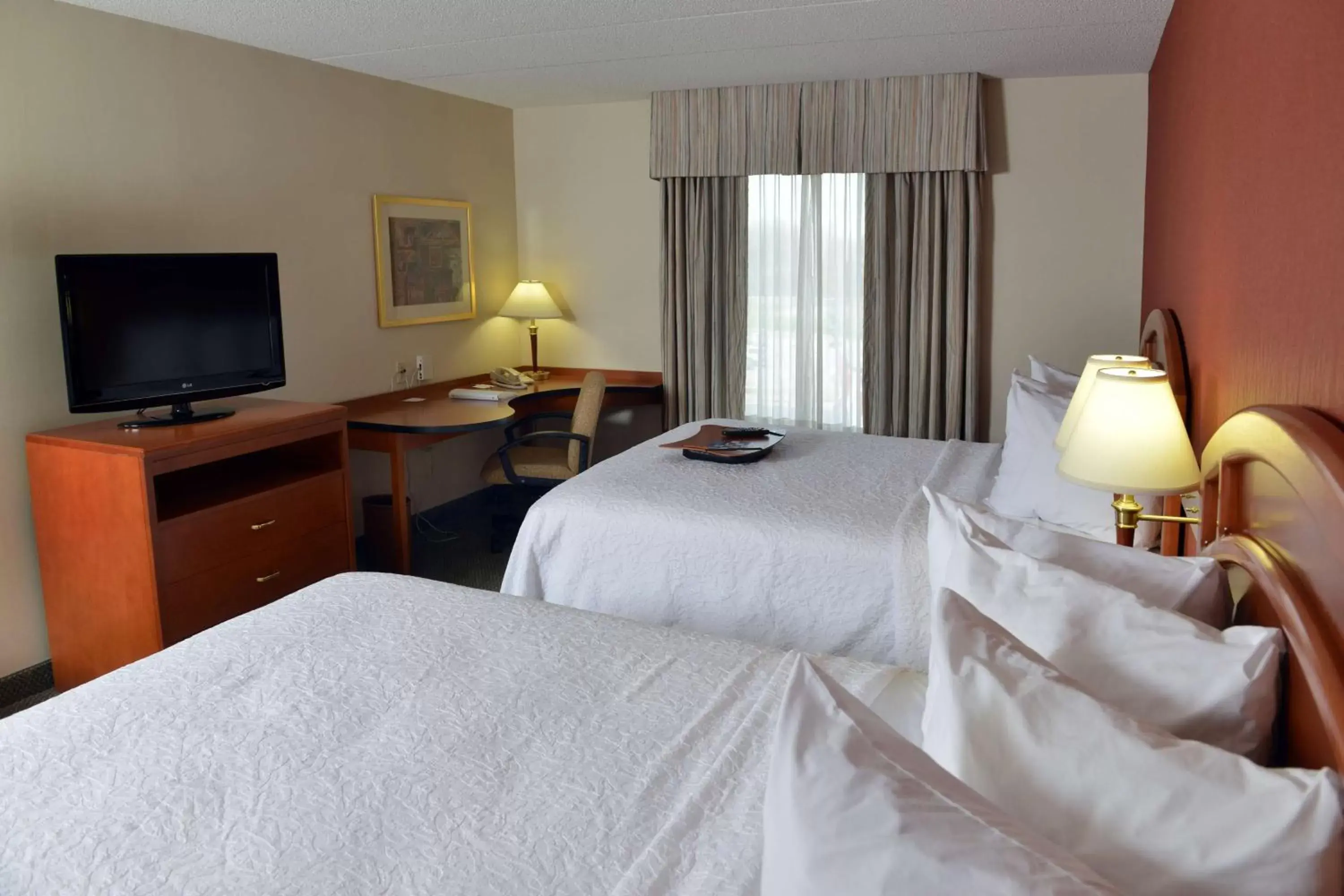 Bed in Hampton Inn & Suites by Hilton Windsor