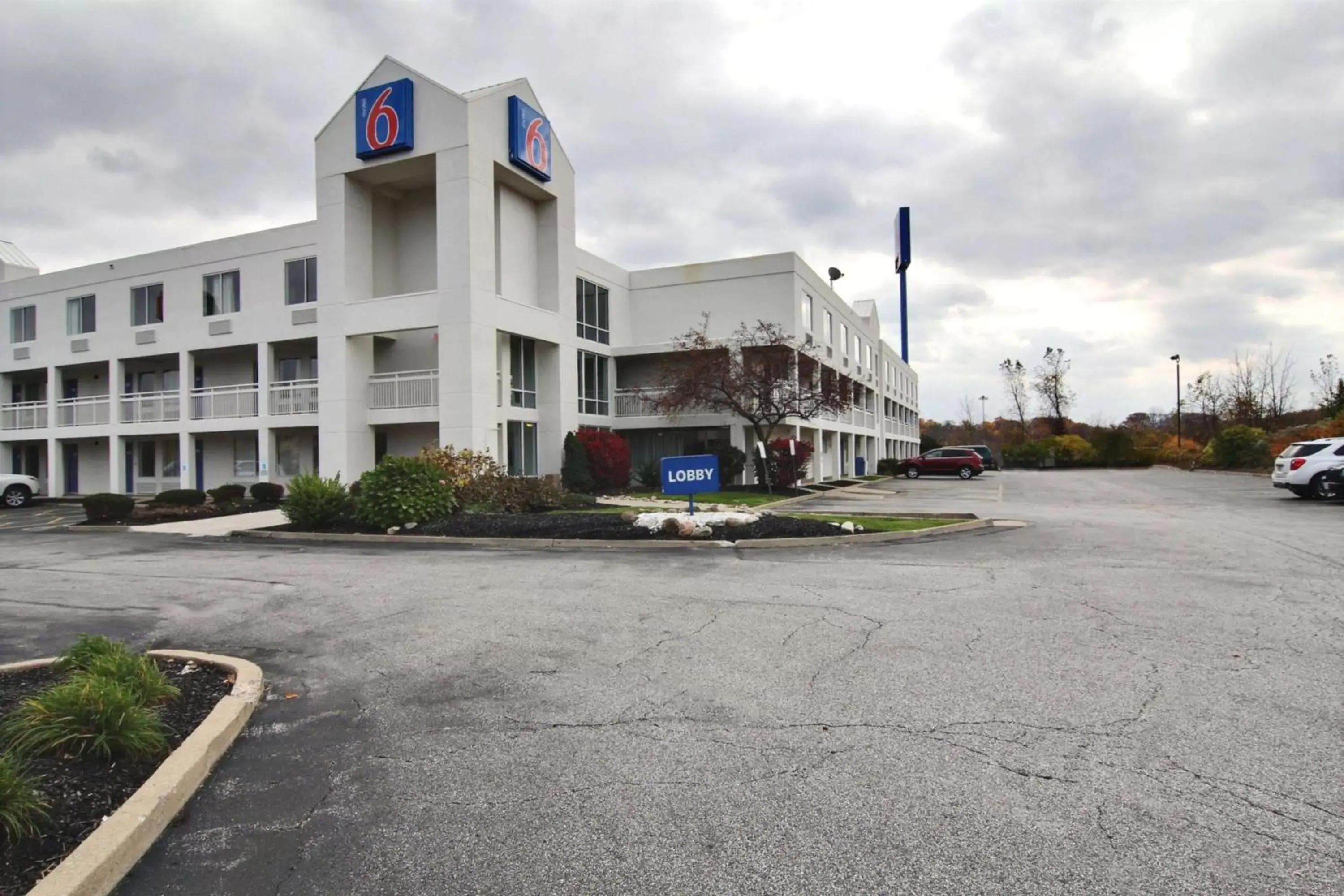 Property Building in Motel 6-Willoughby, OH - Cleveland