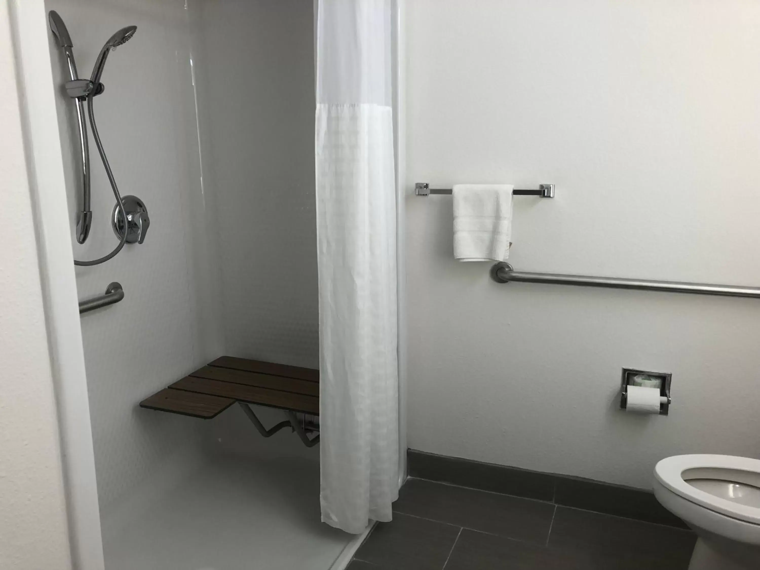 Bathroom in Howard Johnson by Wyndham Airport