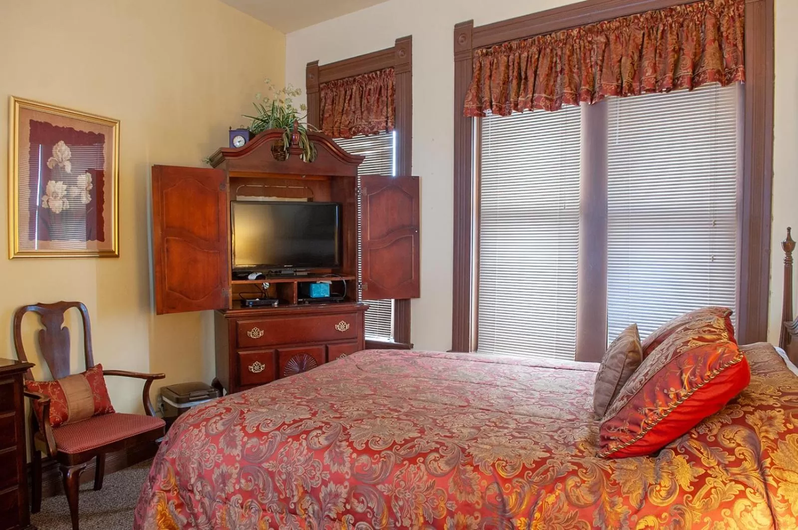 Bed in The Historic Wolf Hotel