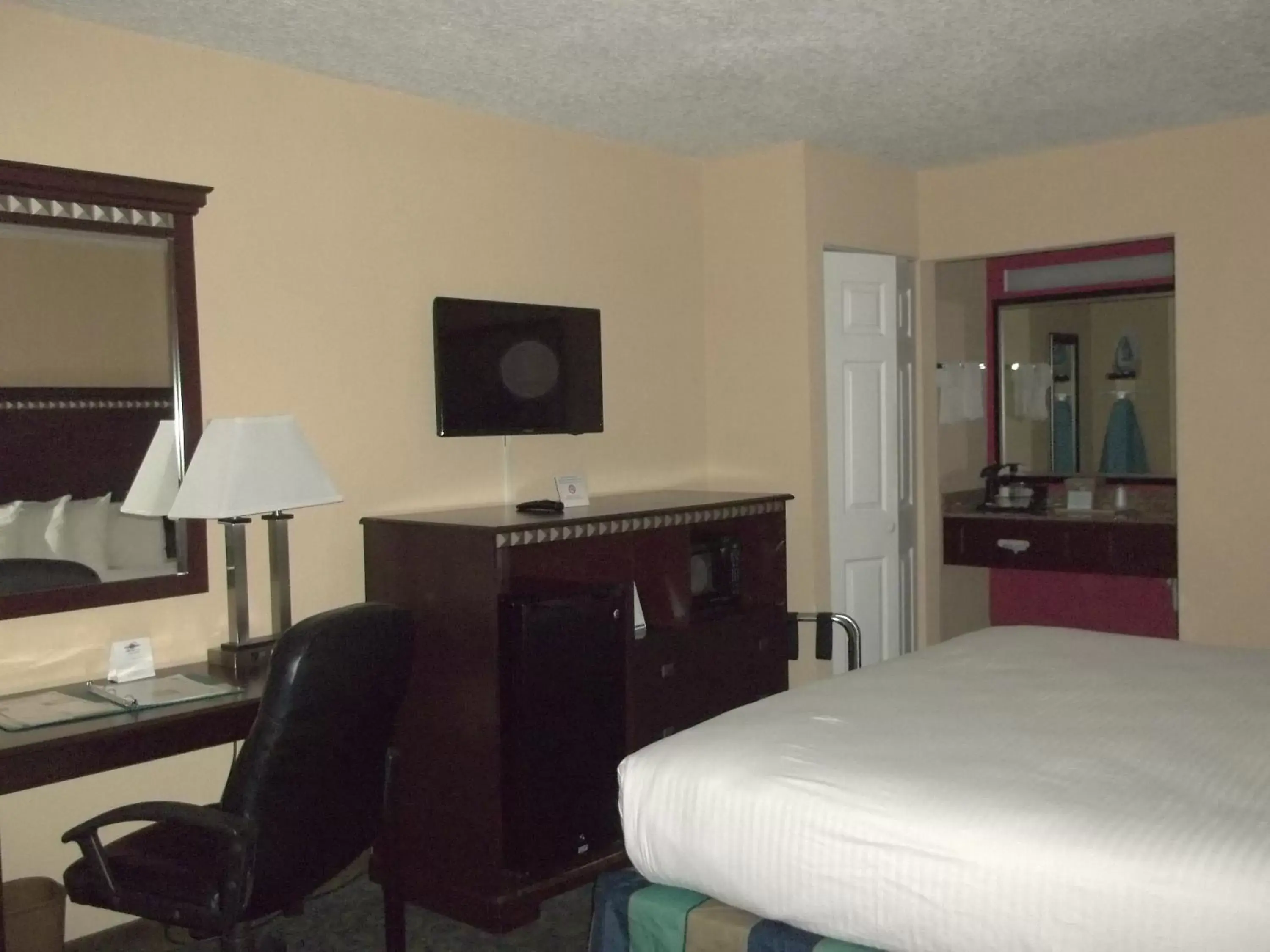 Photo of the whole room in Days Inn by Wyndham Fort Lauderdale Airport Cruise Port