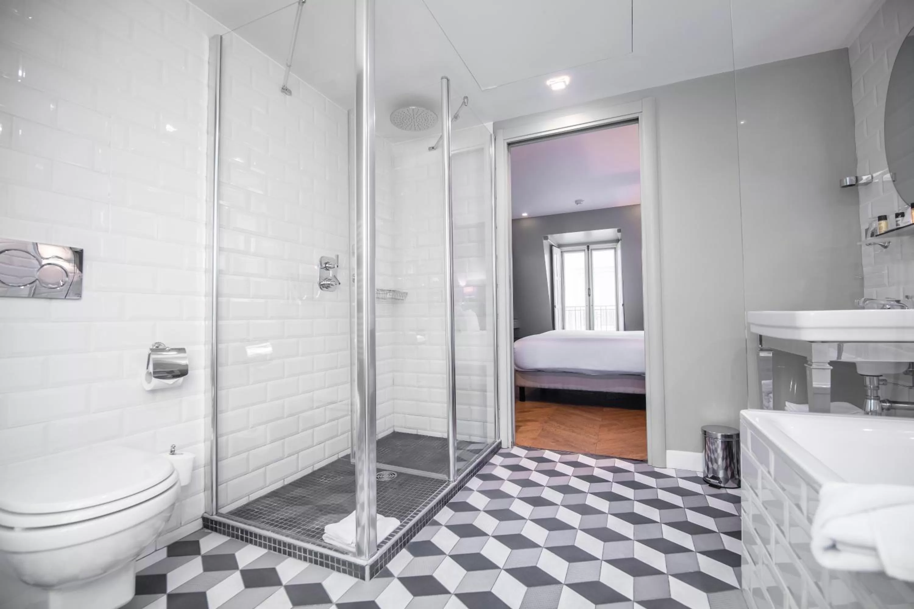 Shower in Monsieur Cadet Hotel & Spa