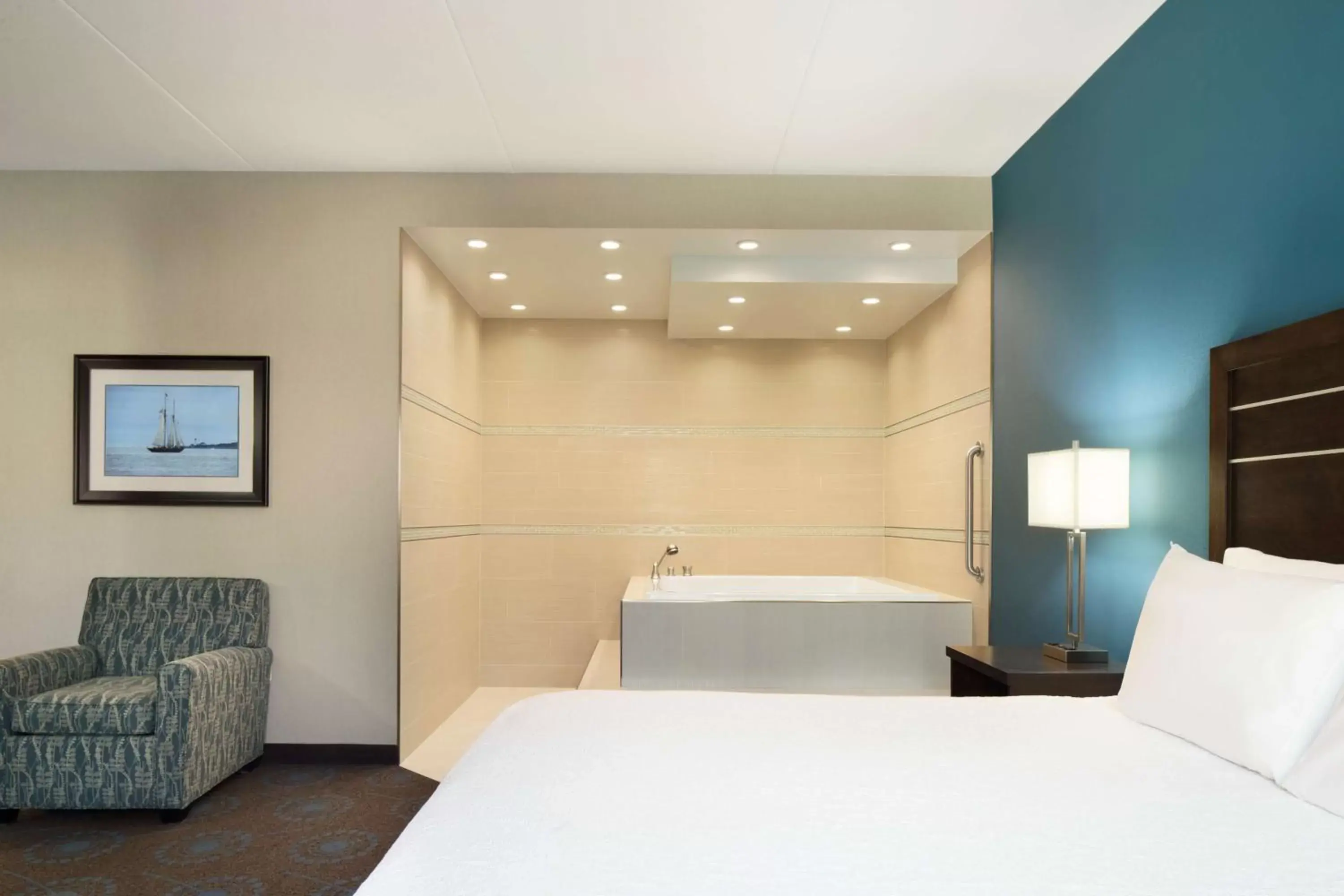 Bathroom, Bed in Hampton Inn & Suites Aberdeen/APG South