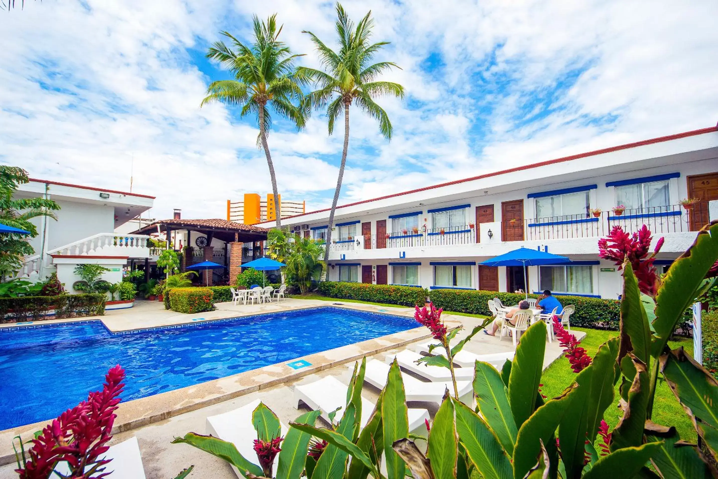 Swimming pool, Property Building in Hotel Hacienda Vallarta - Playa Las Glorias