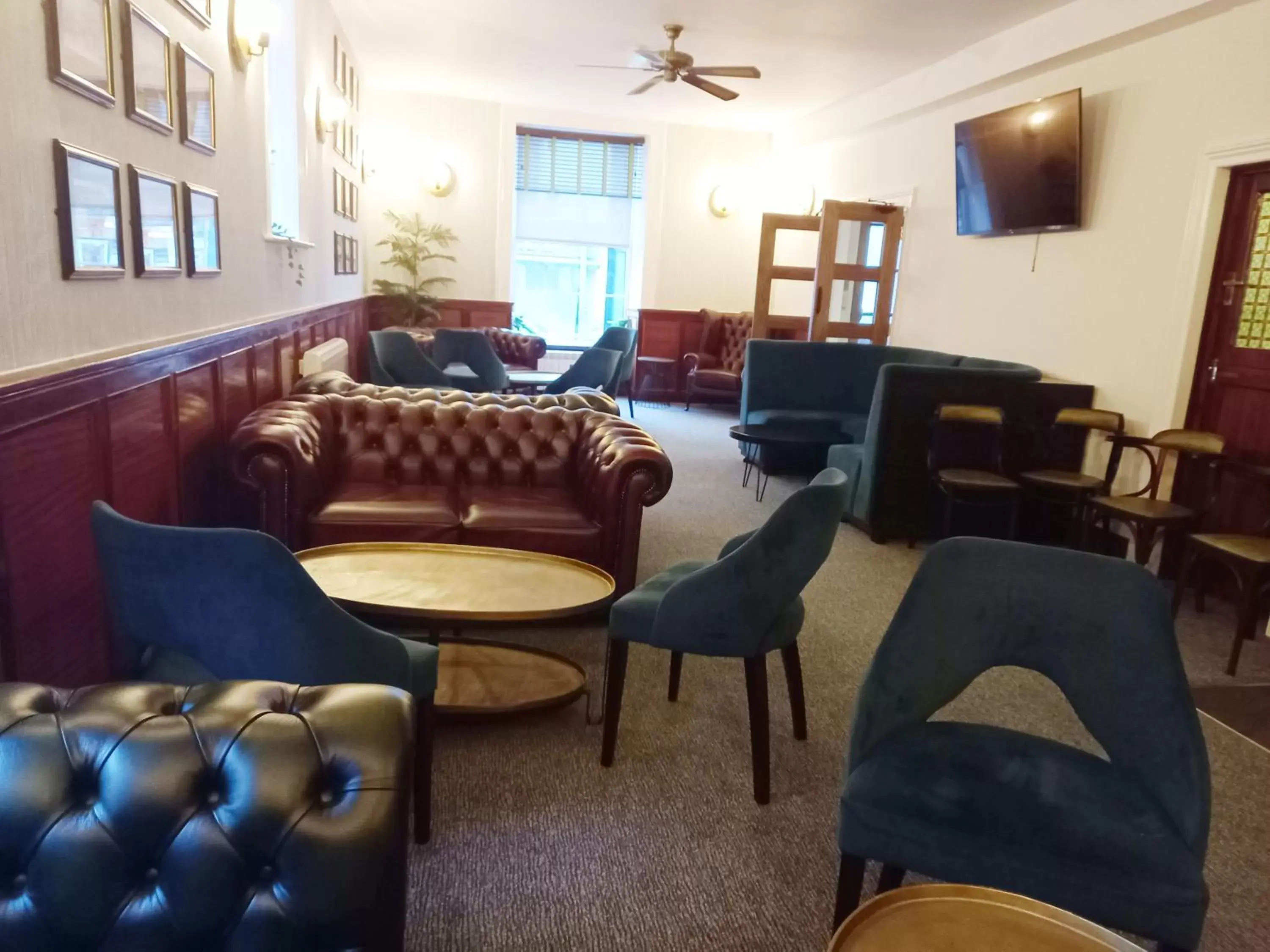 Lounge or bar, Seating Area in Royal Sportsman Hotel