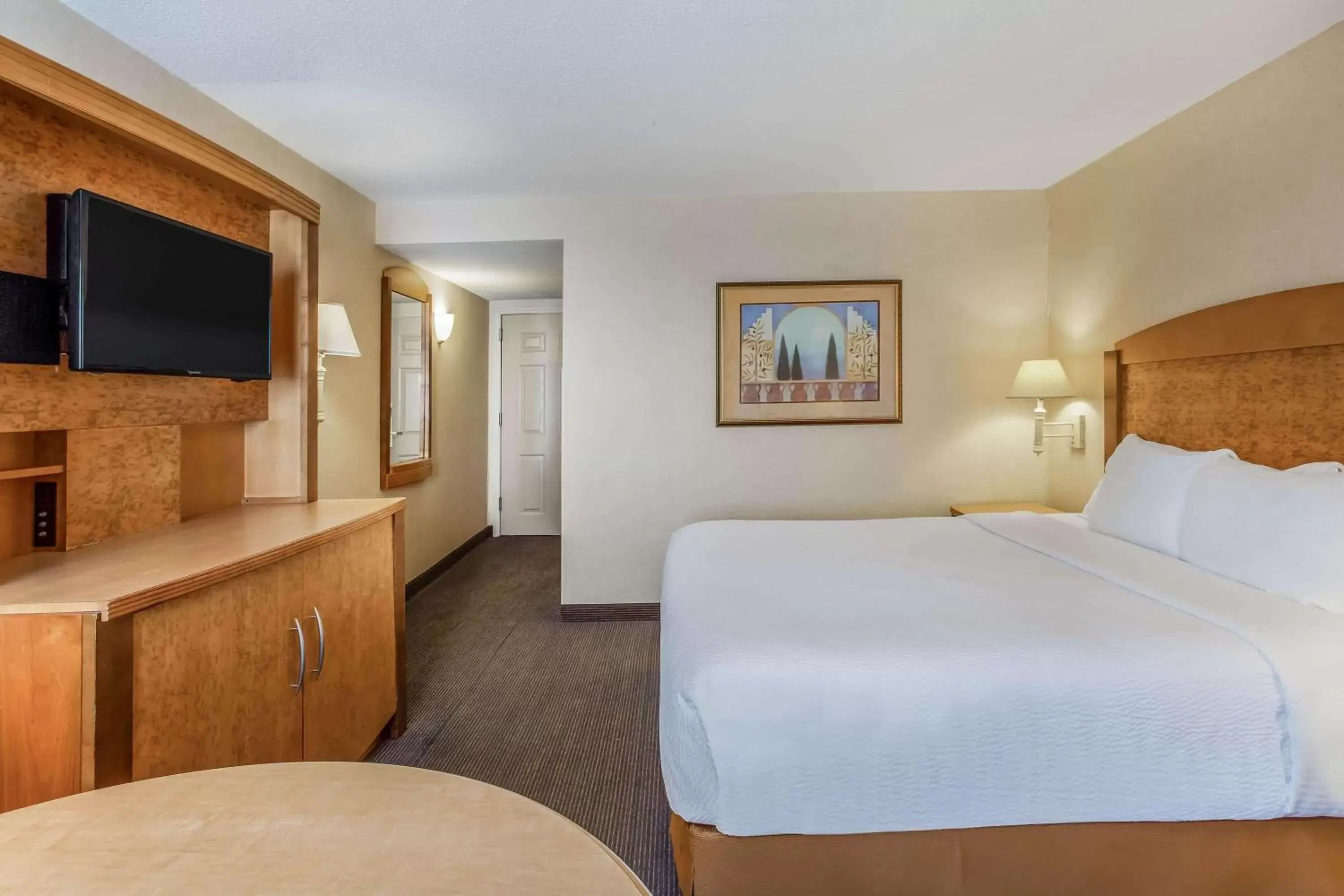 Photo of the whole room, Bed in La Quinta by Wyndham Islip - MacArthur Airport