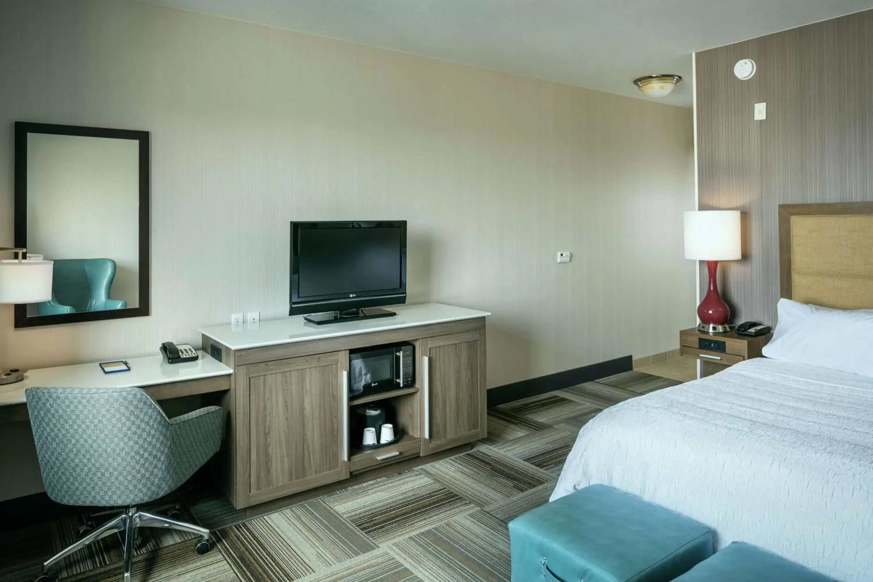 Bedroom, TV/Entertainment Center in Hampton Inn & Suites Arroyo Grande