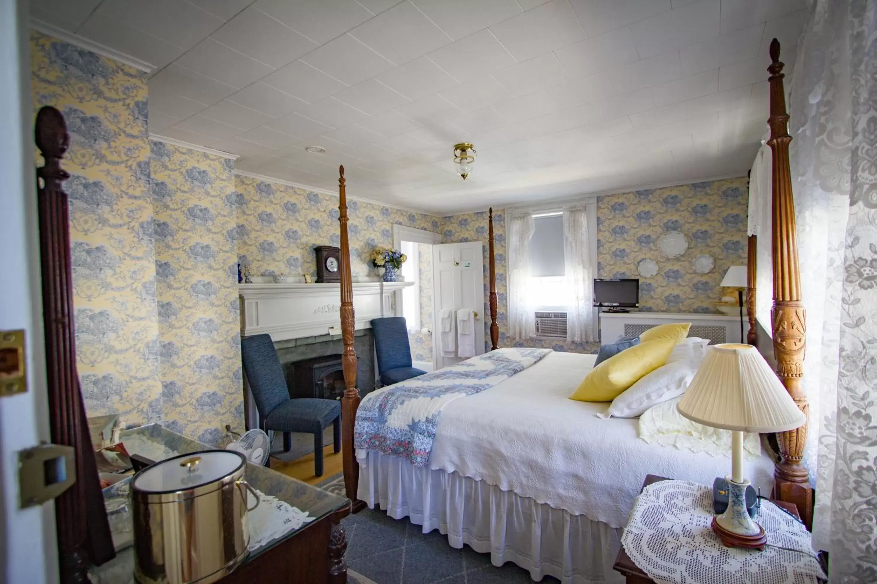 Property building, Bed in Sally Webster Inn