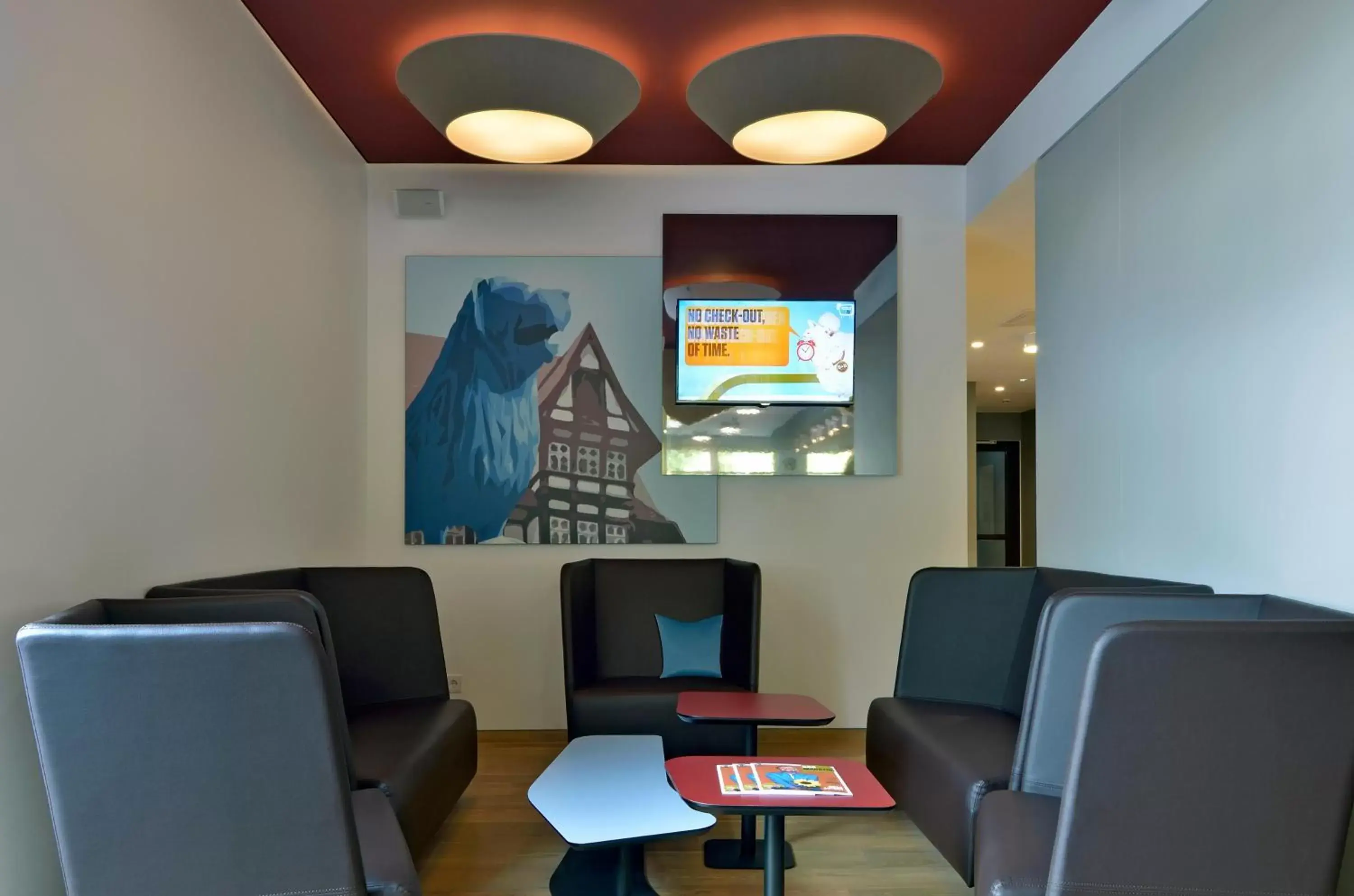 Lobby or reception, TV/Entertainment Center in B&B Hotel Braunschweig-City