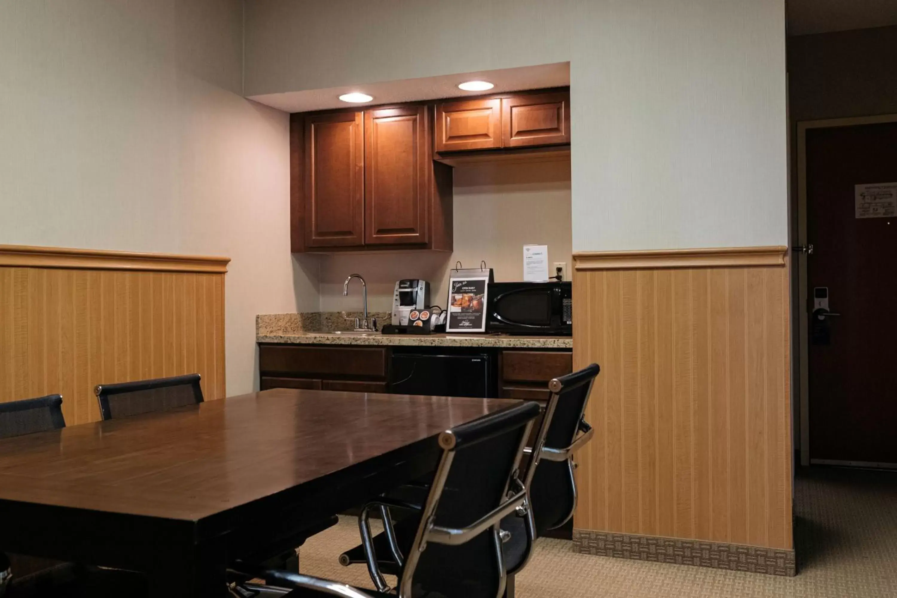 Photo of the whole room, Kitchen/Kitchenette in Holiday Inn Express & Suites - Olathe North, an IHG Hotel