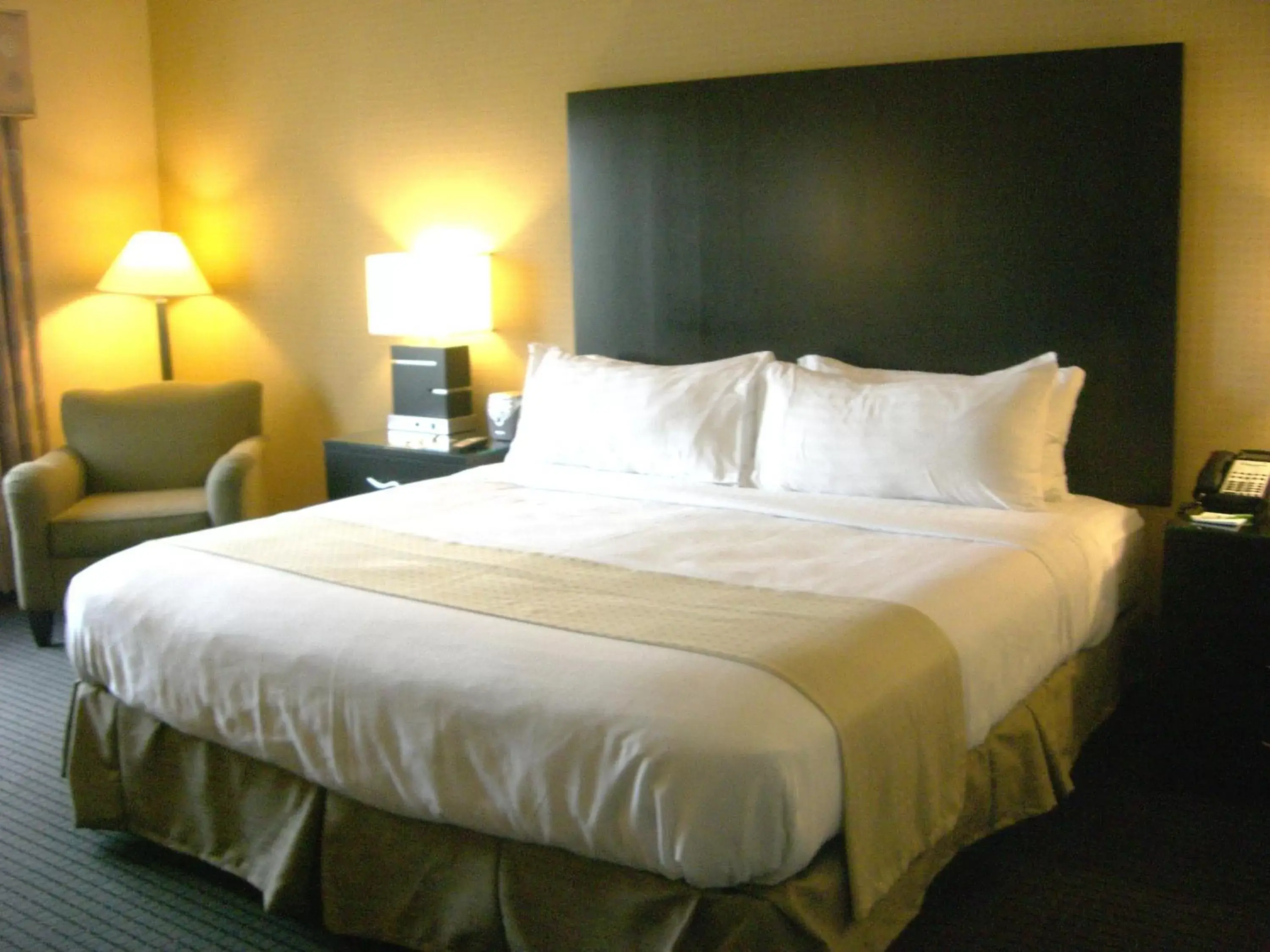 Bed in Holiday Inn St. Paul Northeast - Lake Elmo, an IHG Hotel