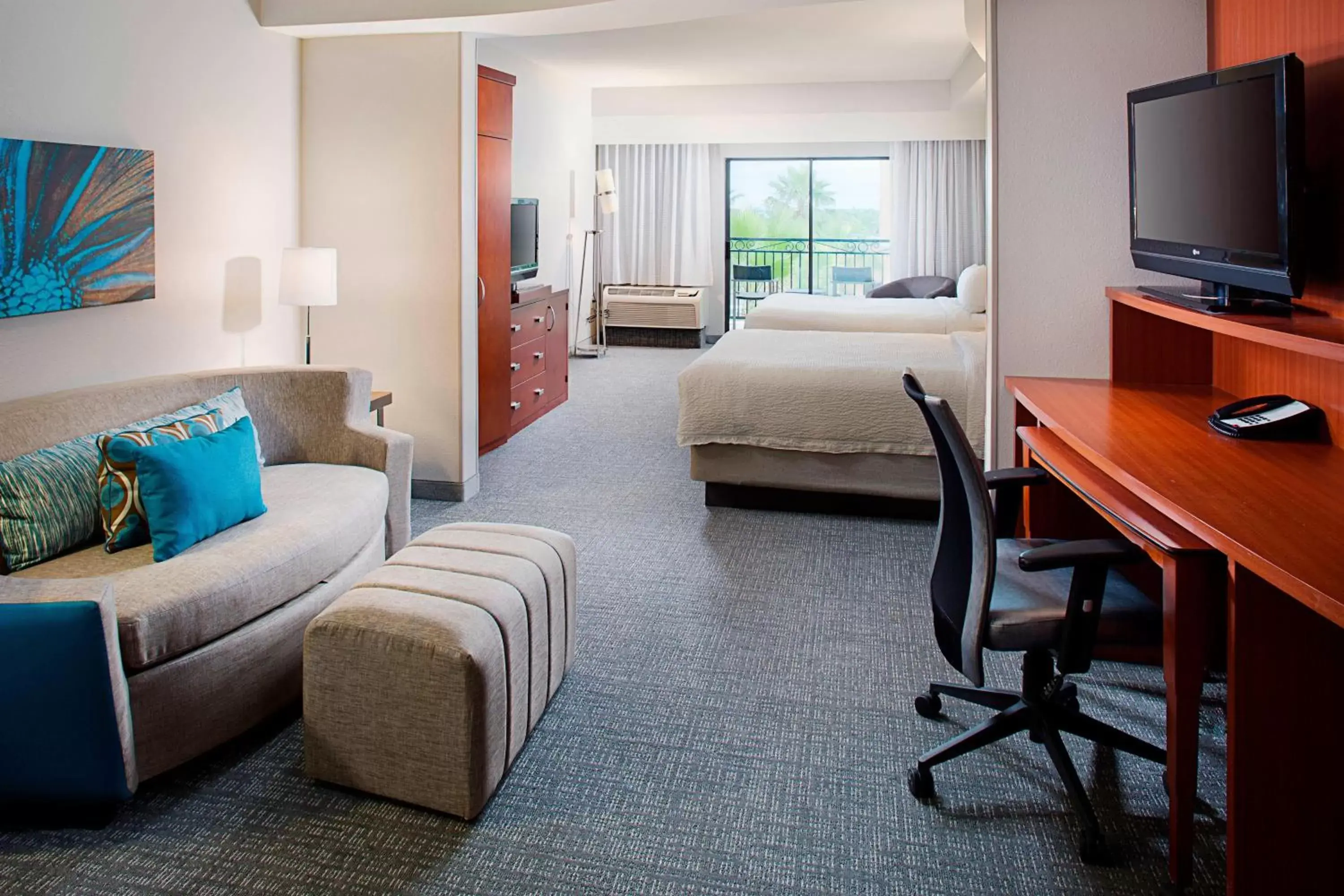 Bedroom, Seating Area in Courtyard by Marriott San Antonio SeaWorld®/Westover Hills