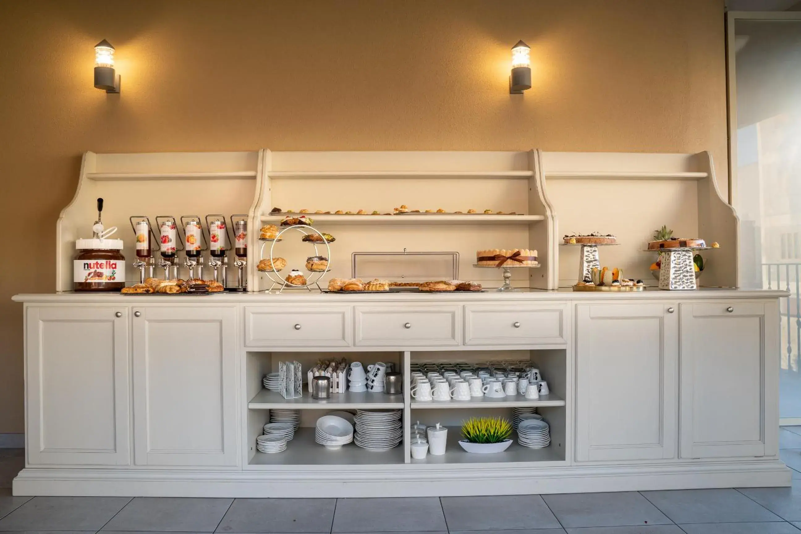 Breakfast, Kitchen/Kitchenette in Hotel Colomba D'Oro