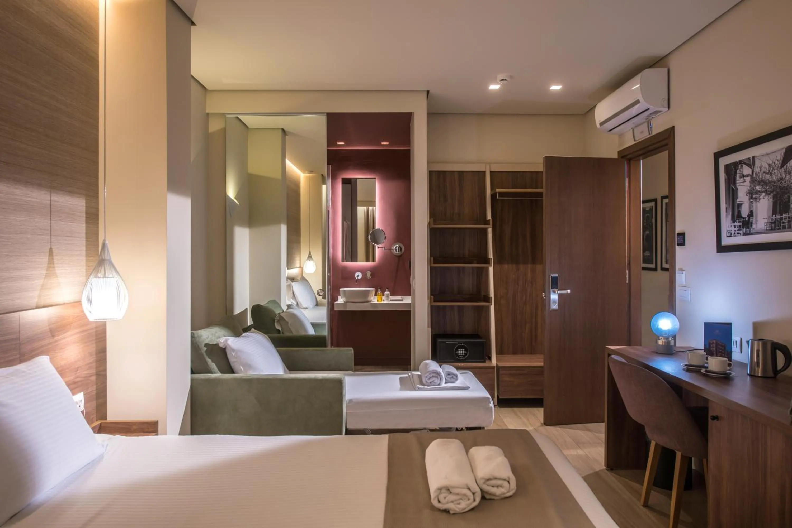 Coffee/tea facilities, Bed in Metropole Urban Hotel