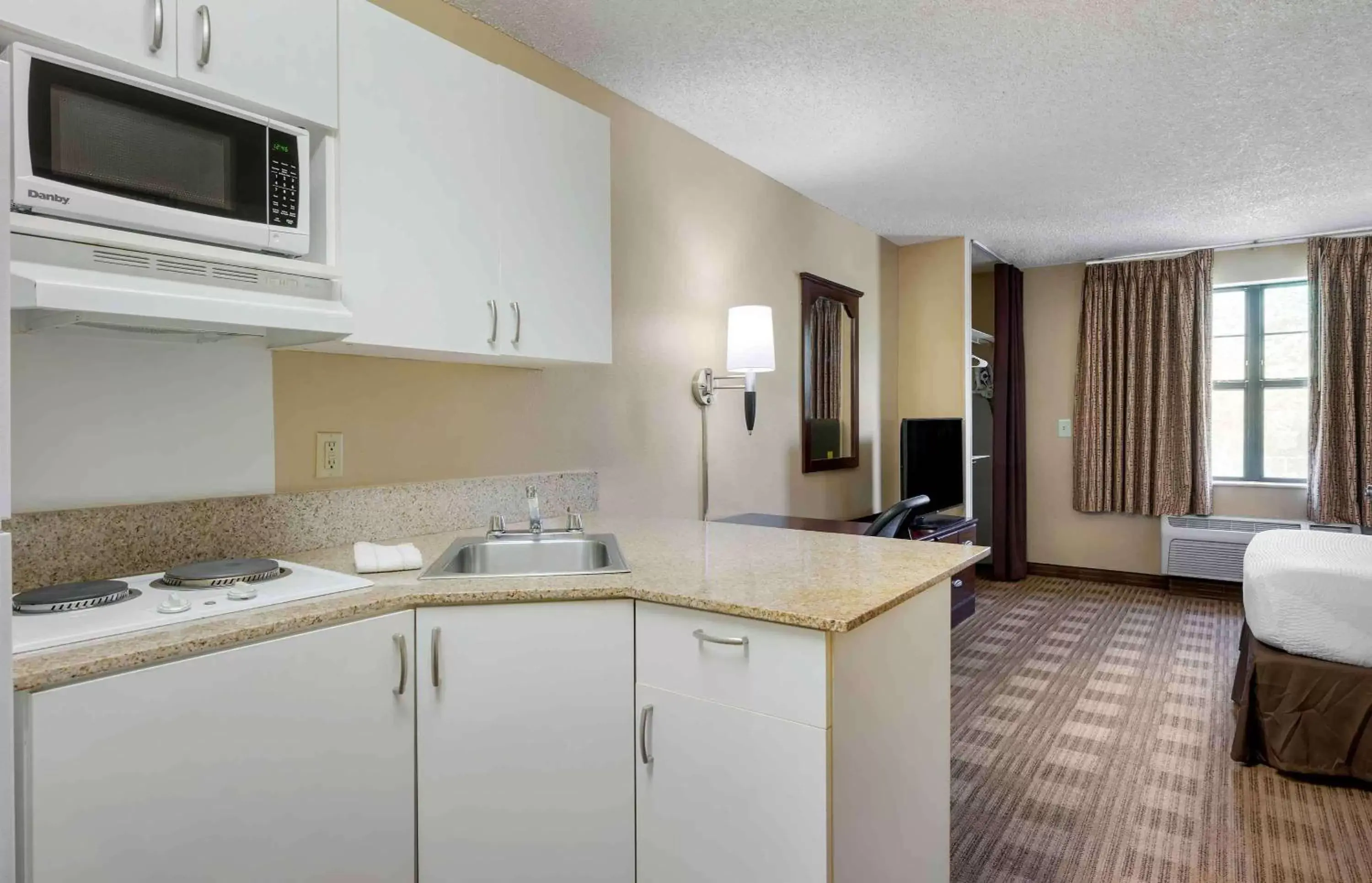 Bedroom, Kitchen/Kitchenette in Extended Stay America Suites - Santa Barbara - Calle Real