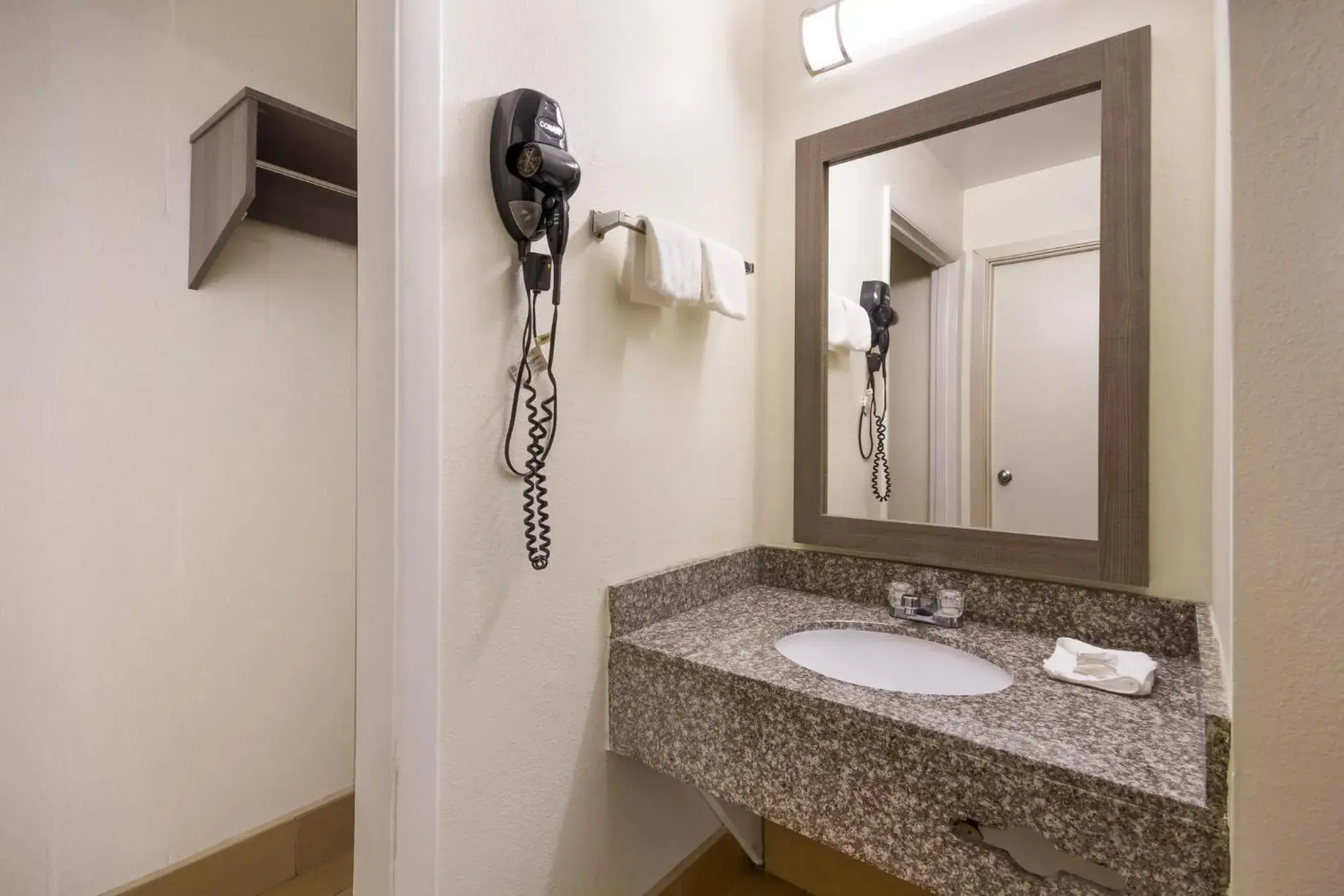 Bathroom in Red Roof Inn Crestview