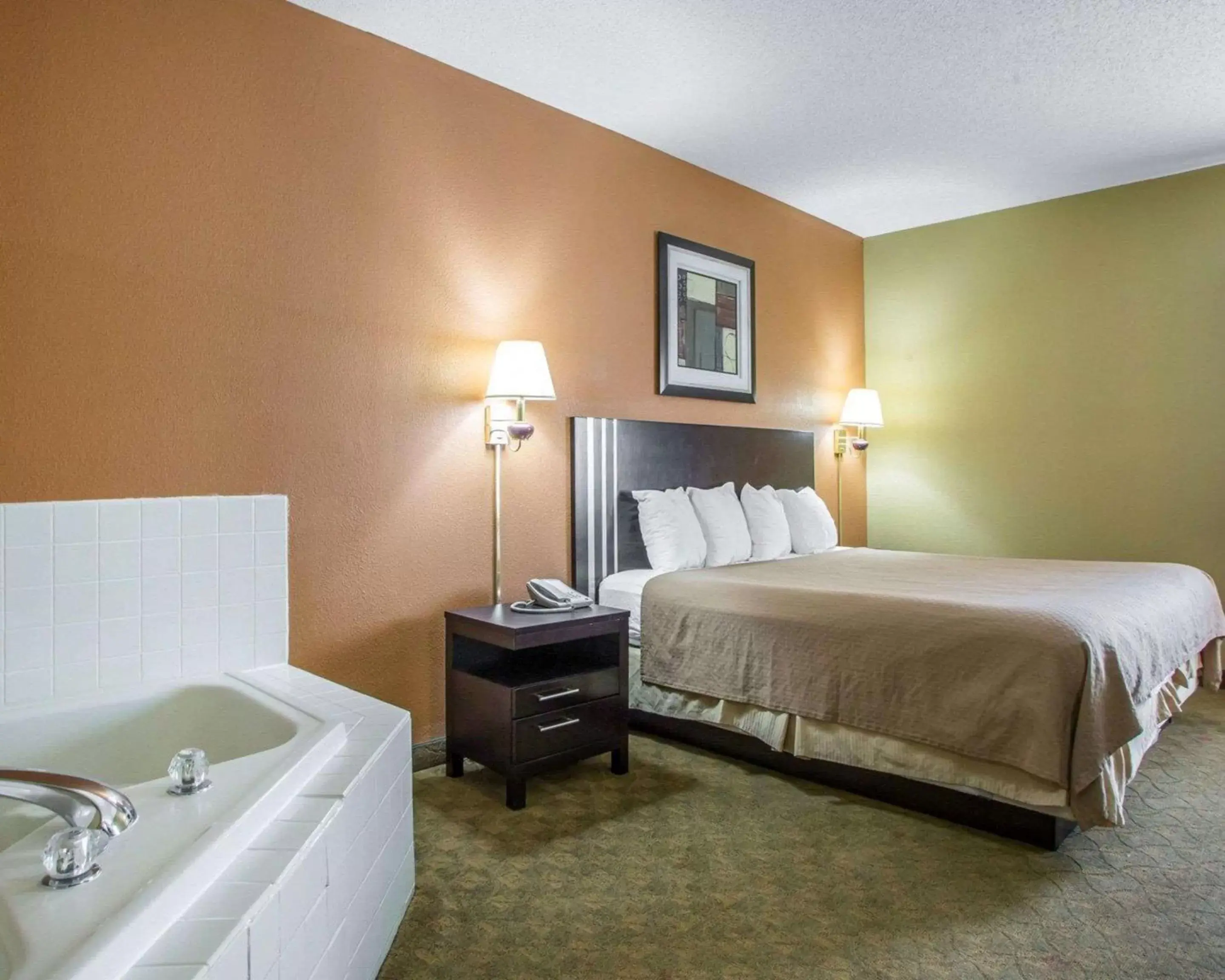 Bedroom, Bed in Quality Inn Merrillville