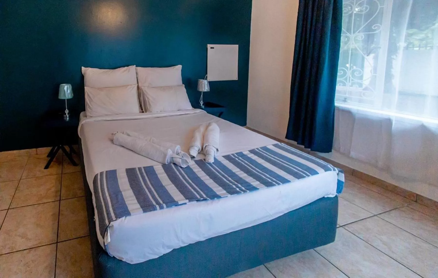 Photo of the whole room, Bed in 54 Brecher