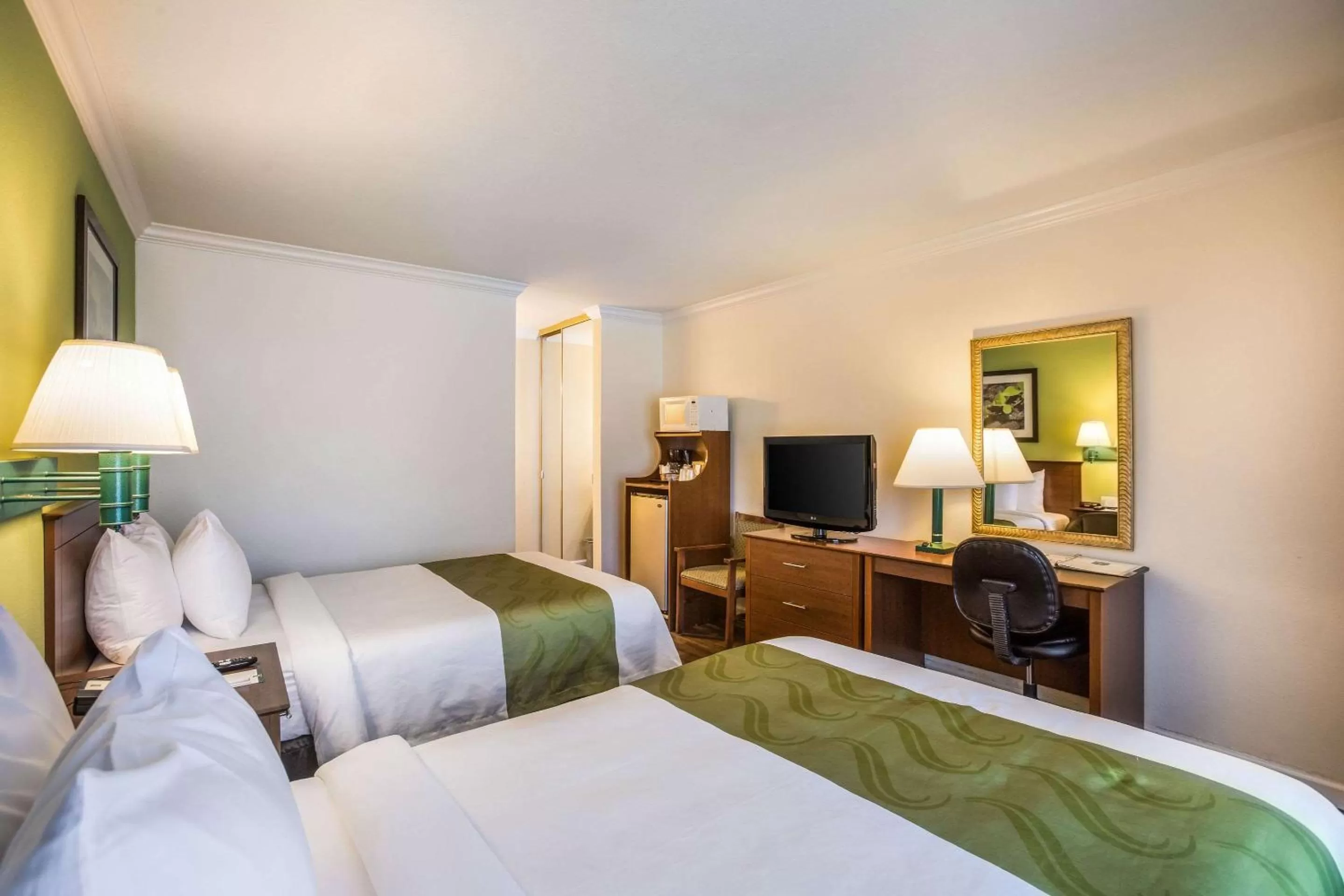 Photo of the whole room, Bed in Quality Inn Santa Barbara