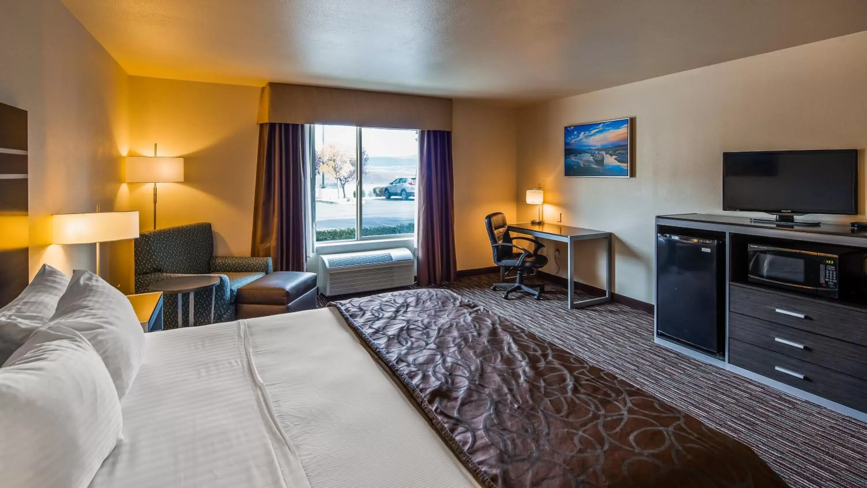 Bedroom, TV/Entertainment Center in Best Western Topaz Lake Inn