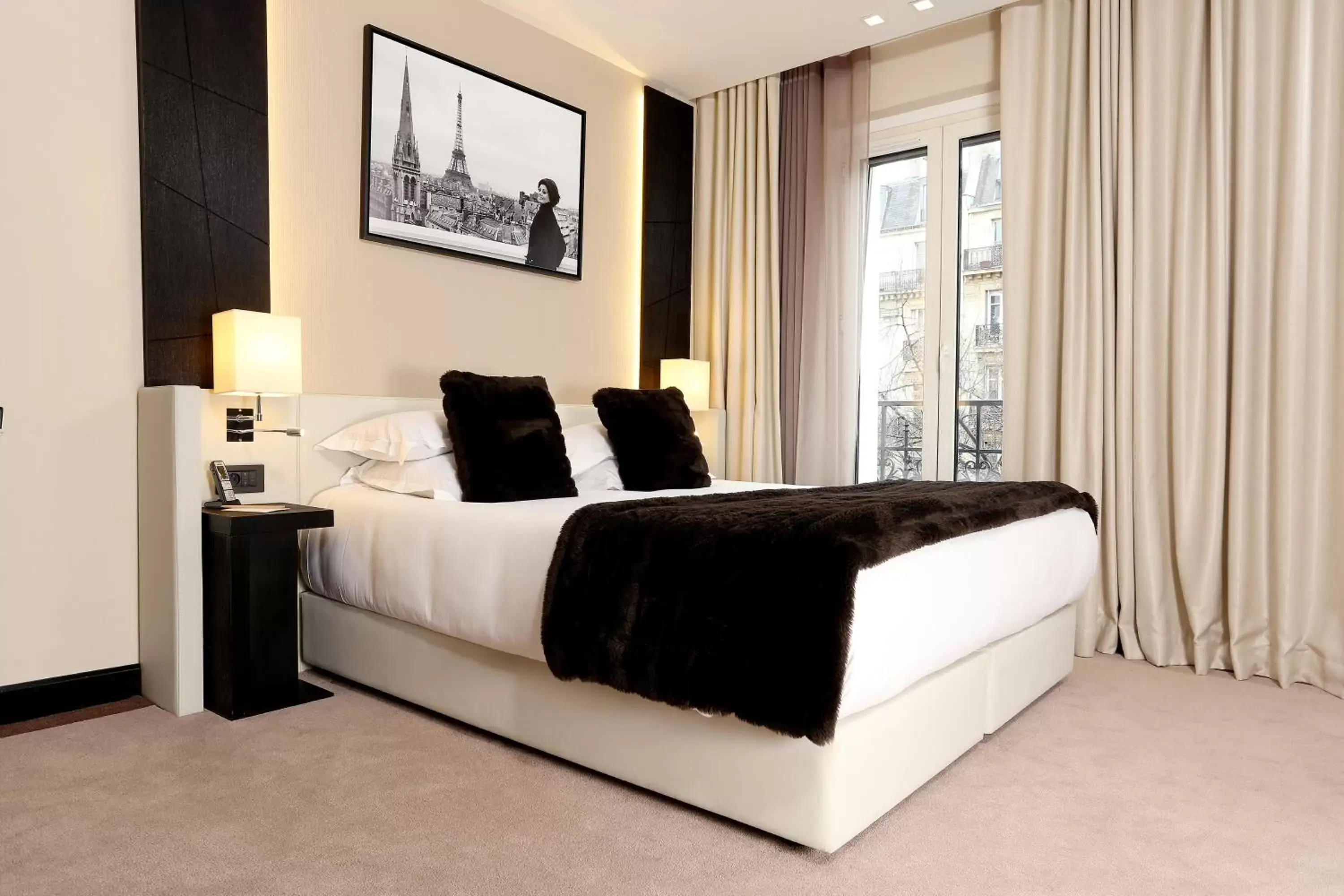 Bed in Hôtel Elysées Paris