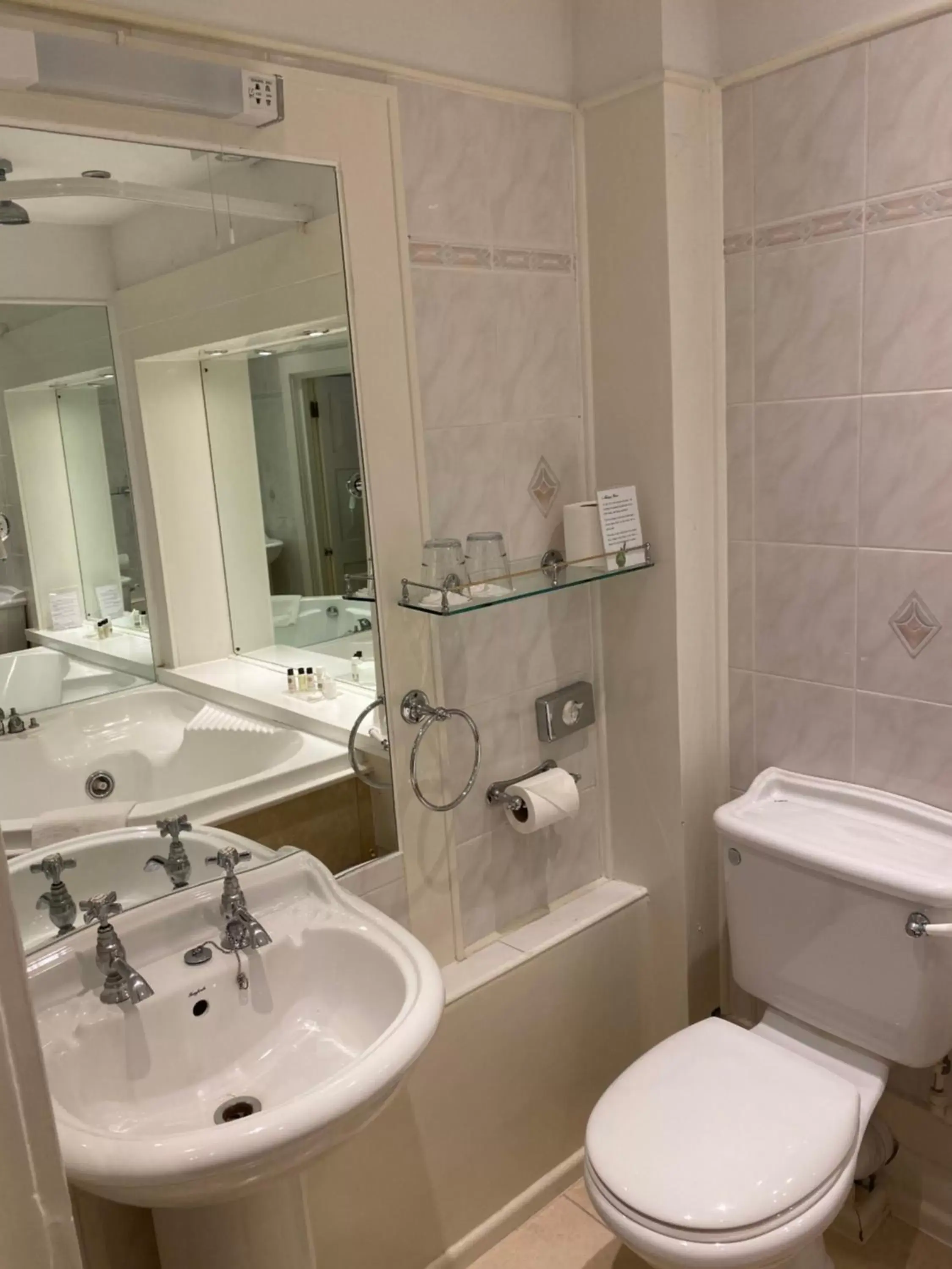 Bathroom in Langtry Manor Hotel