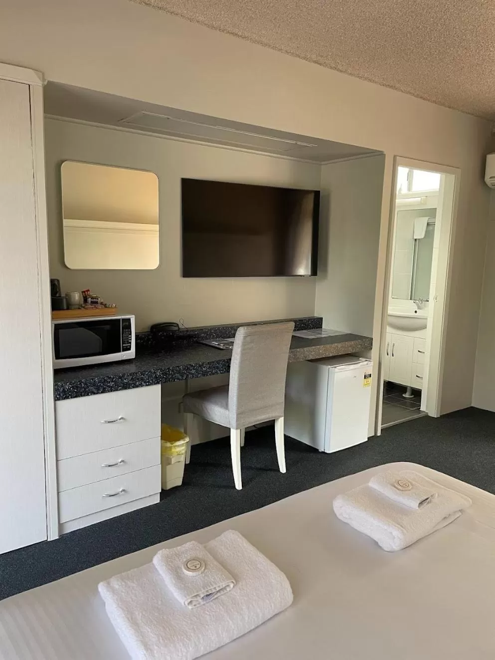 Photo of the whole room, Bed in Waterview Gosford Motor Inn