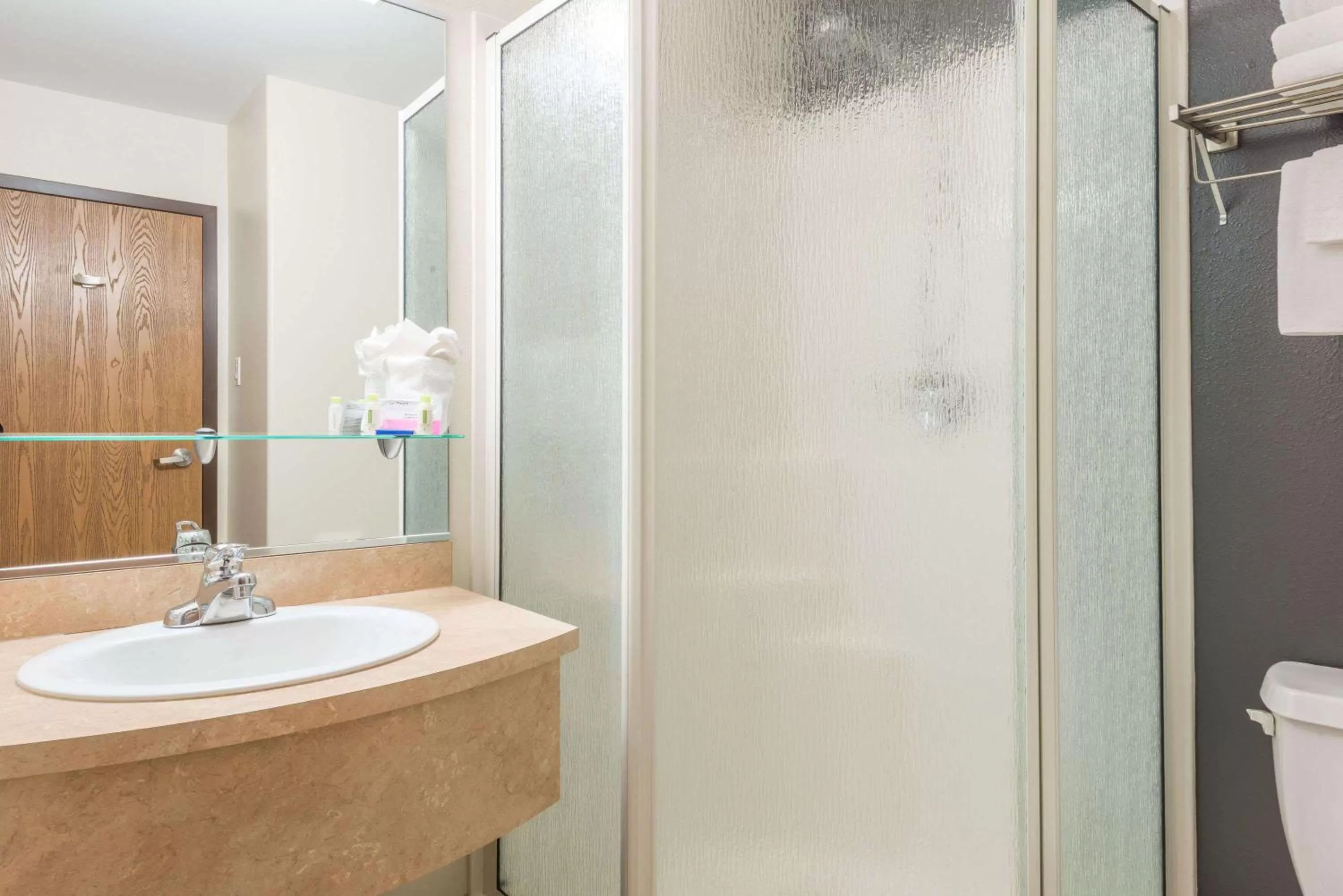 Bathroom in Super 8 by Wyndham Quebec City