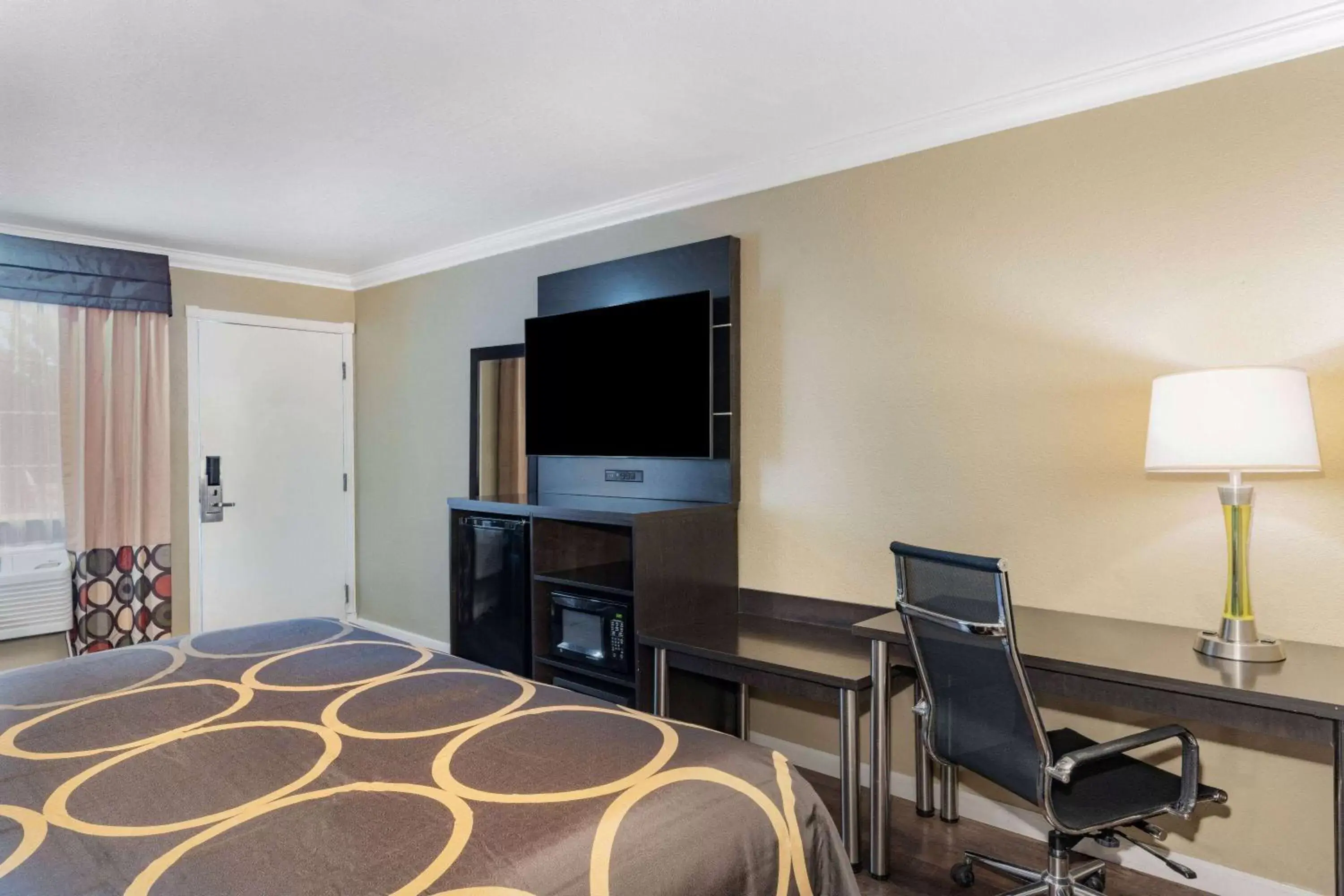 Photo of the whole room, TV/Entertainment Center in Super 8 by Wyndham Ukiah