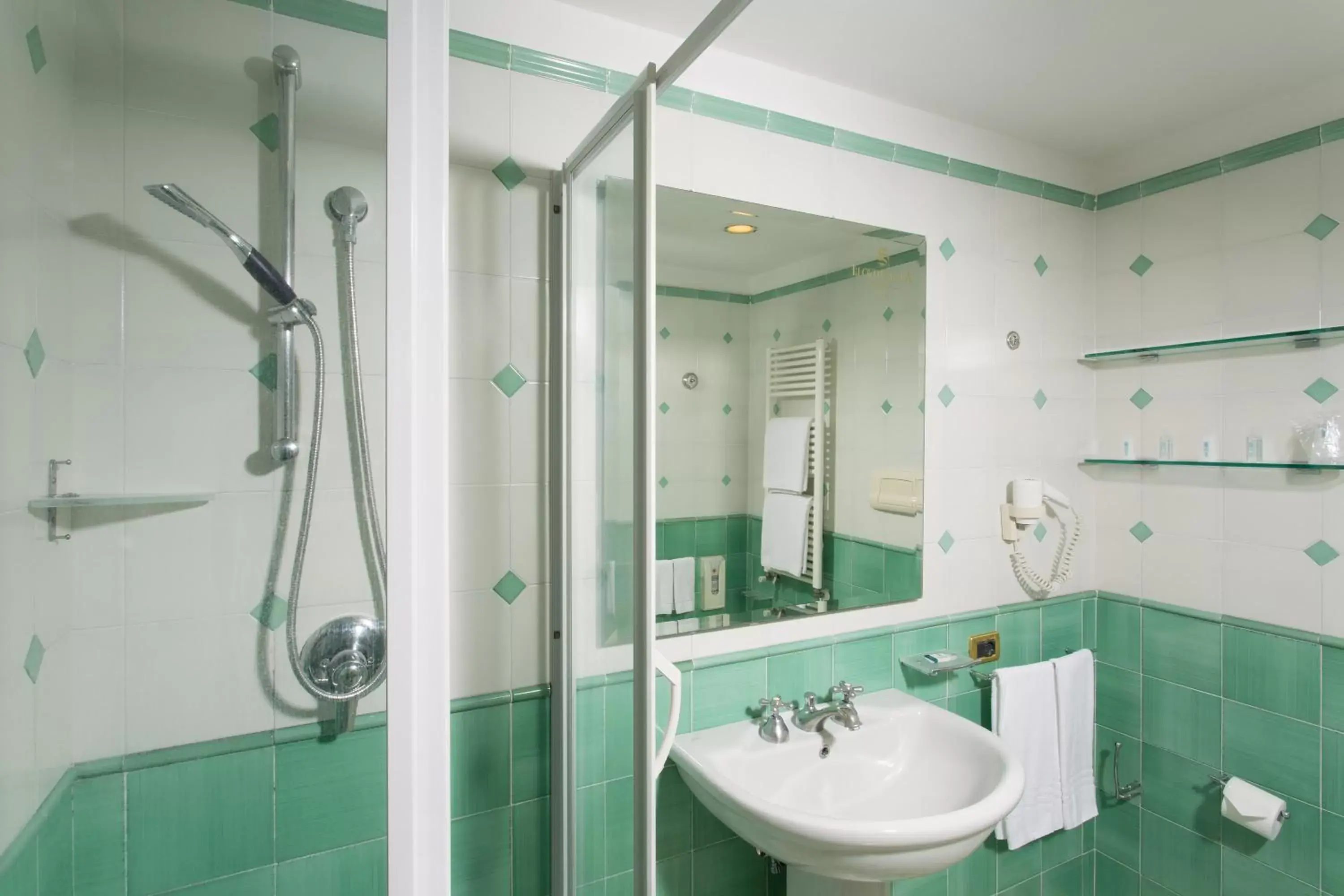 Shower, Bathroom in Lloyd's Baia Hotel