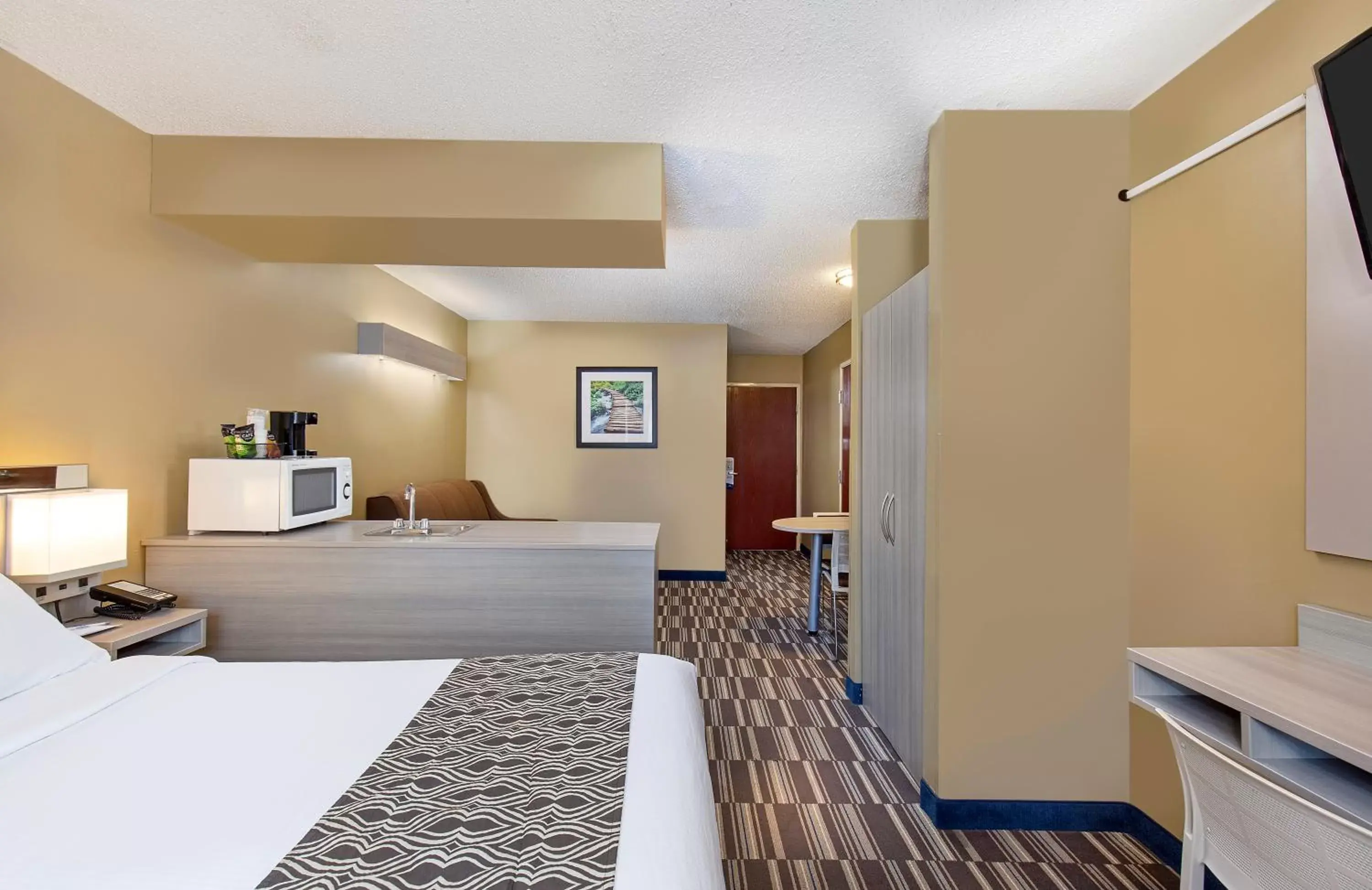 Bed in Microtel Inn & Suites by Wyndham Dry Ridge