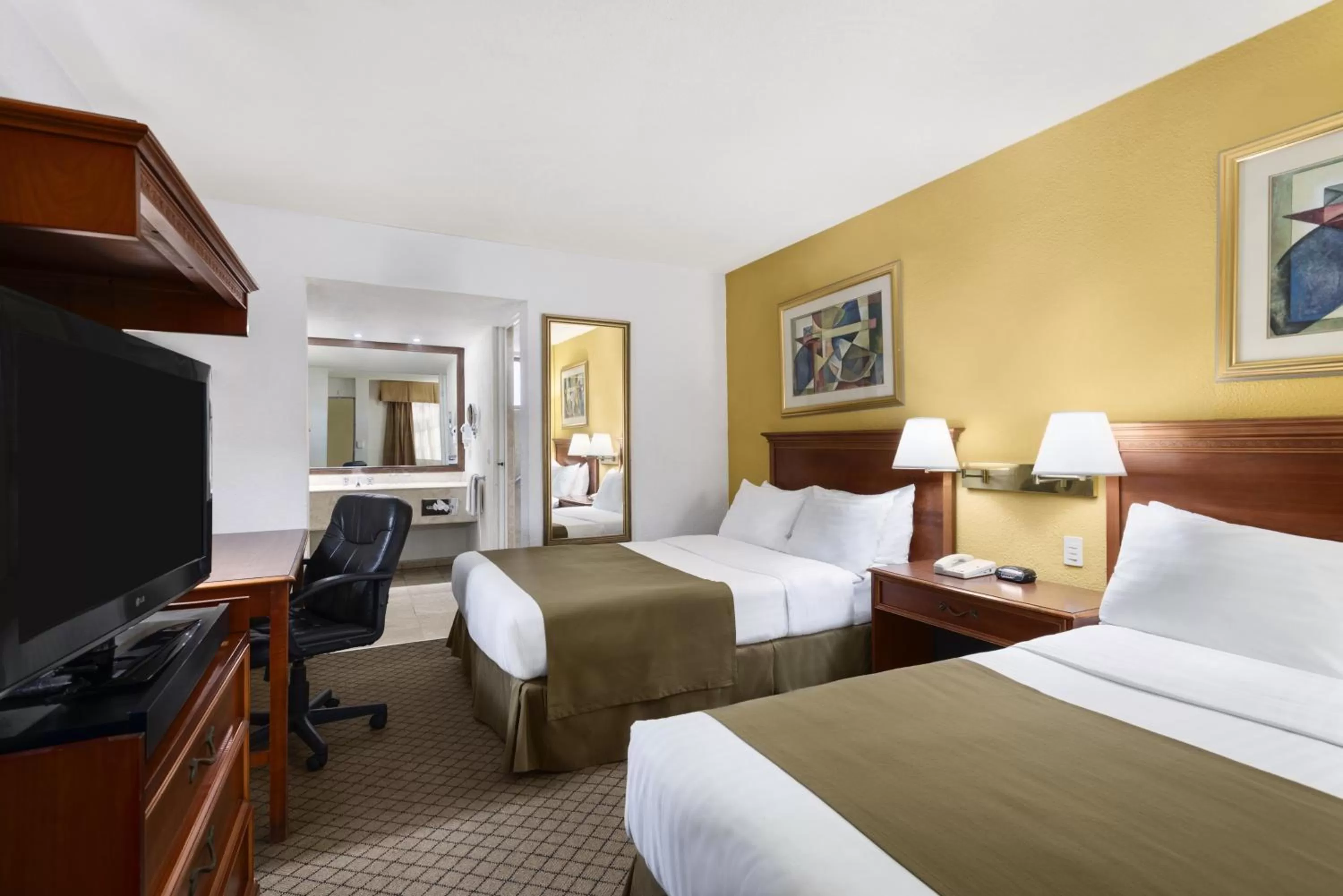 Bed in Wyndham Garden Obregon