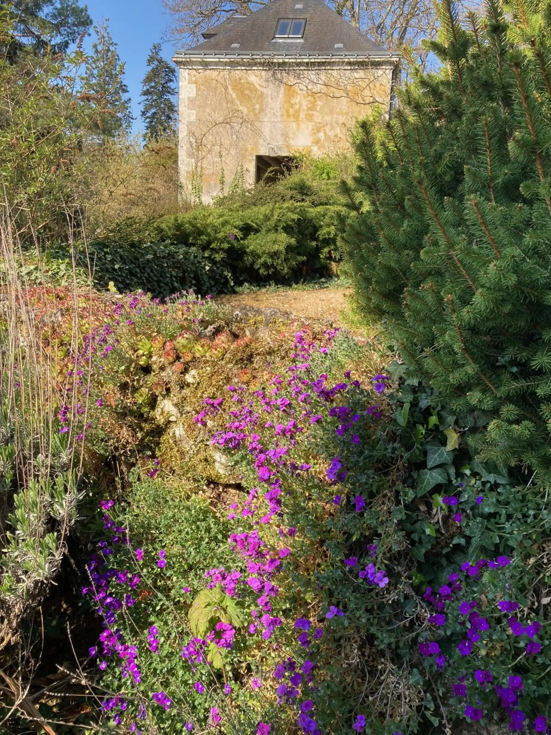 Spring in Château de la Huberdière