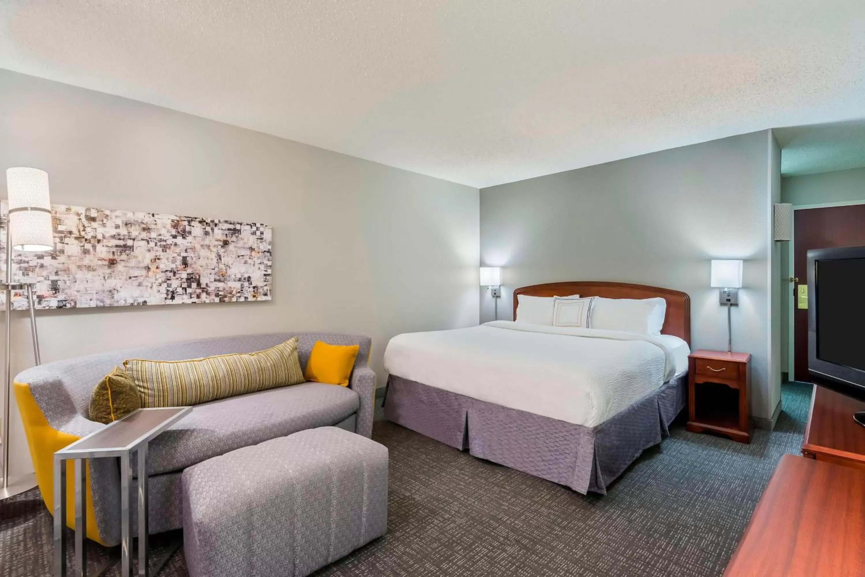 Photo of the whole room, Bed in Courtyard by Marriott Chattanooga Downtown